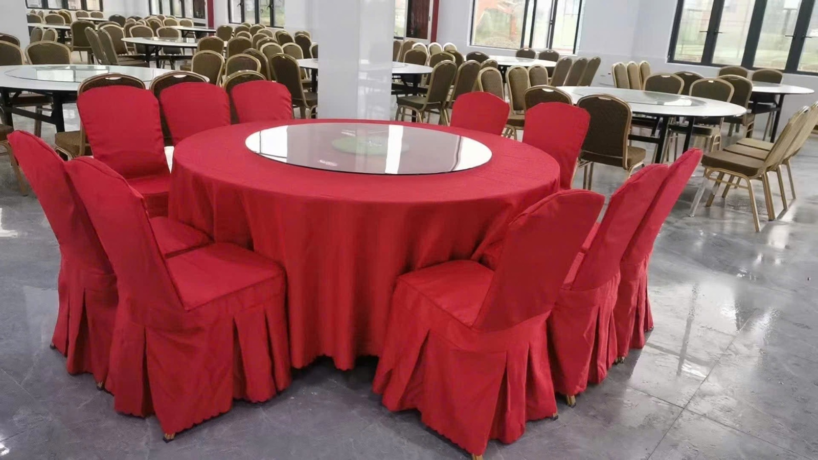 Ghế Banquet | Xcom.vn Bàn tiệc tròn và ghế Banquet phủ áo đỏ theo yêu cầu