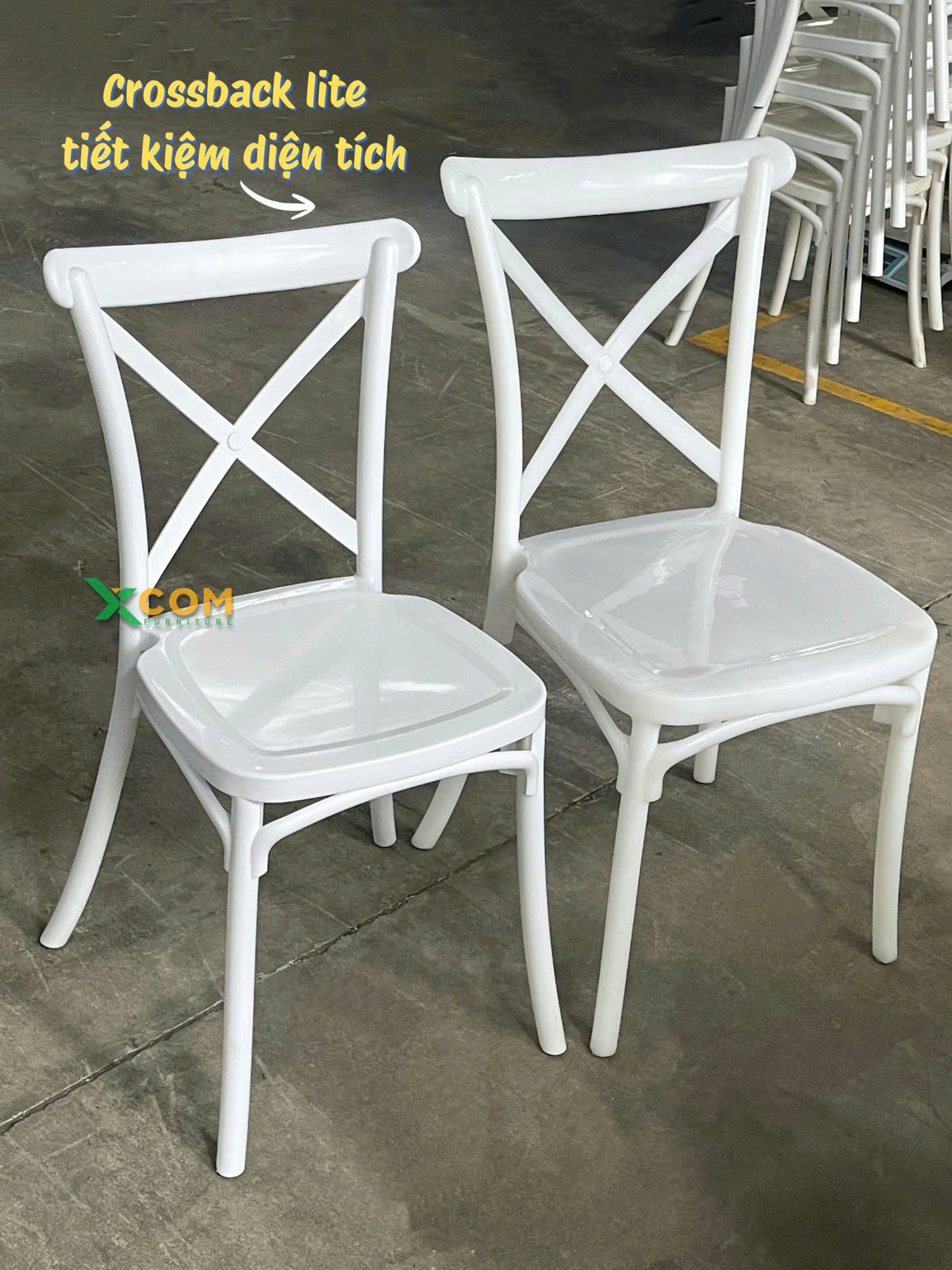 So sánh Crossback Lite form nhỏ bên trái với ghế Crossback truyền thống bên phải