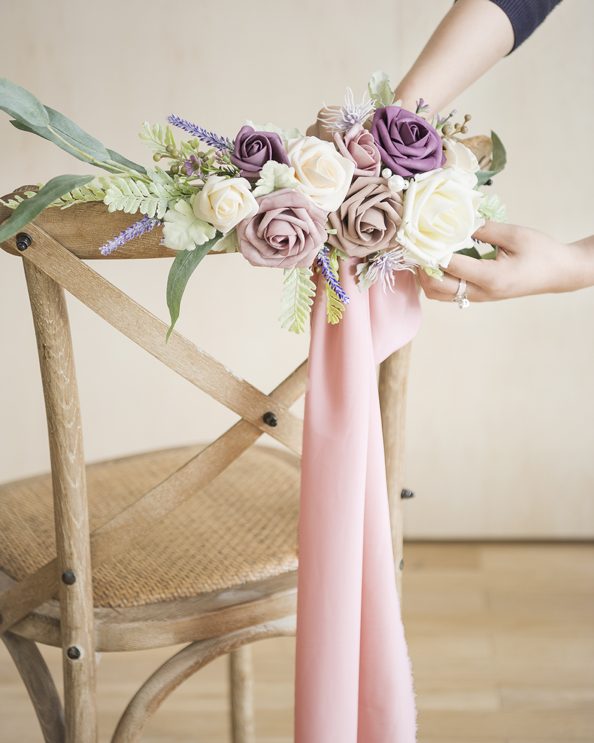 trang trí ghế tiệc cưới với hoa tươi