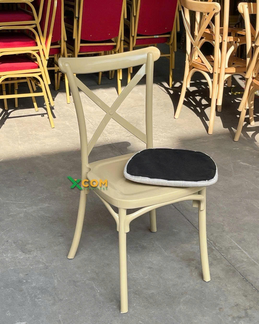 Ghế Crossback Kem kèm theo nệm rời (2)