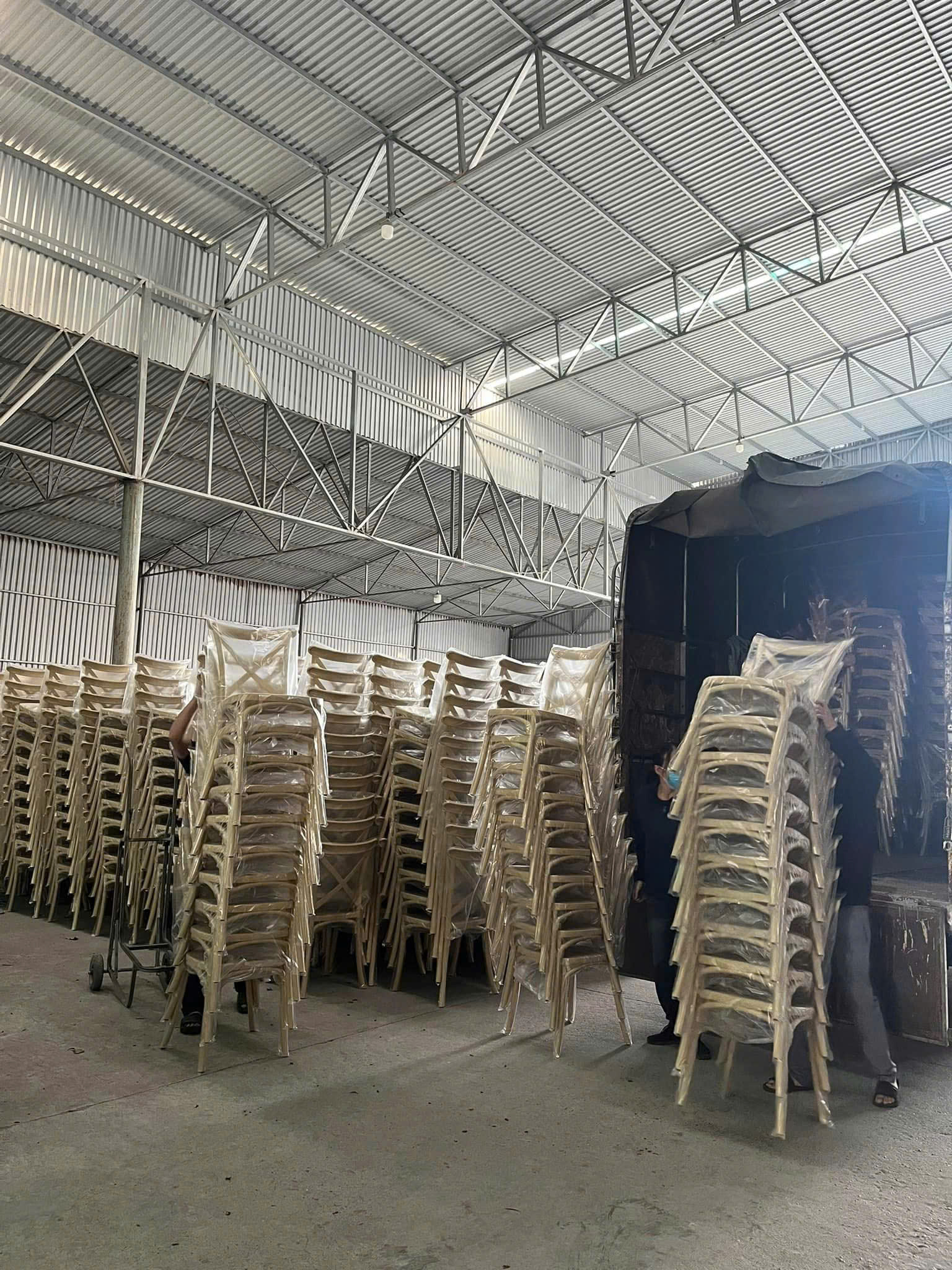 Ghế Crossback nhựa có thể dễ dàng xếp chồng lên nhau, giúp tiết kiệm diện tích kho bãi