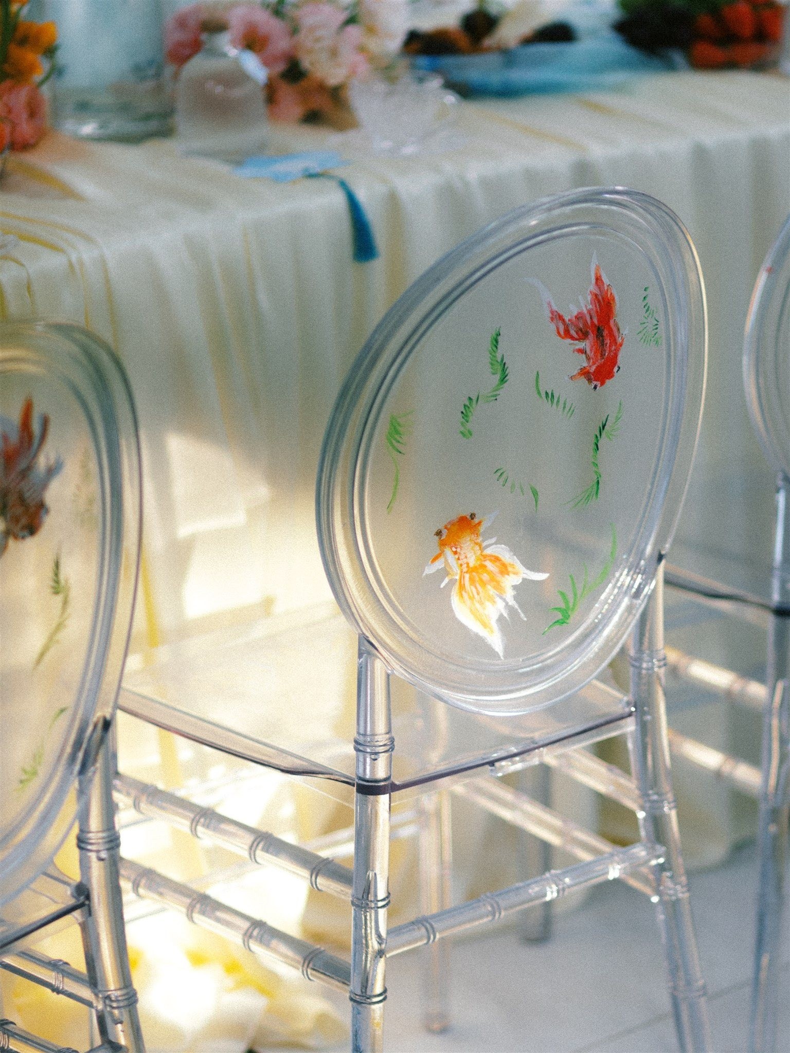 Bạn có thể dán Decal hoạ tiết lên mặt lưng của ghế Ghost để trang trí