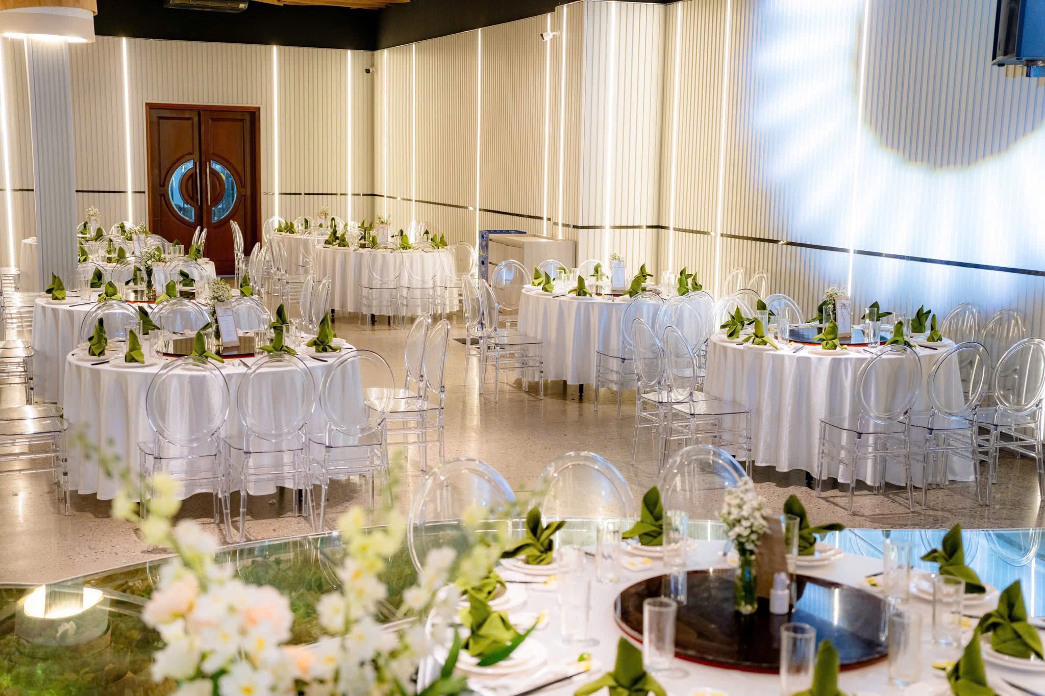 Mẫu ghế Ghost trong suốt luôn được khách hàng tin yêu và sử dụng trong những không gian sang trọng