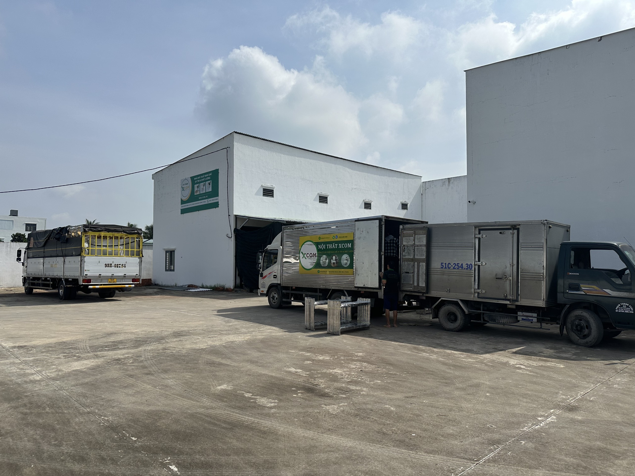Cận cảnh chia bớt hàng hóa sang xe nhỏ
