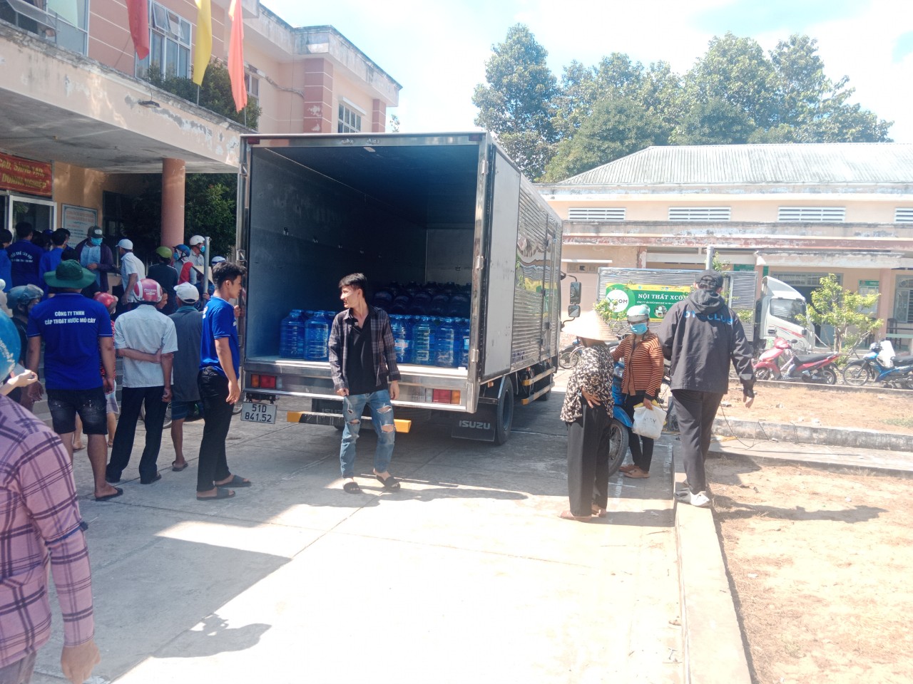 Nội thất Xcom chung tay trao nước ngọt hỗ trợ người dân vùng hạn mặn tại Bến Tre
