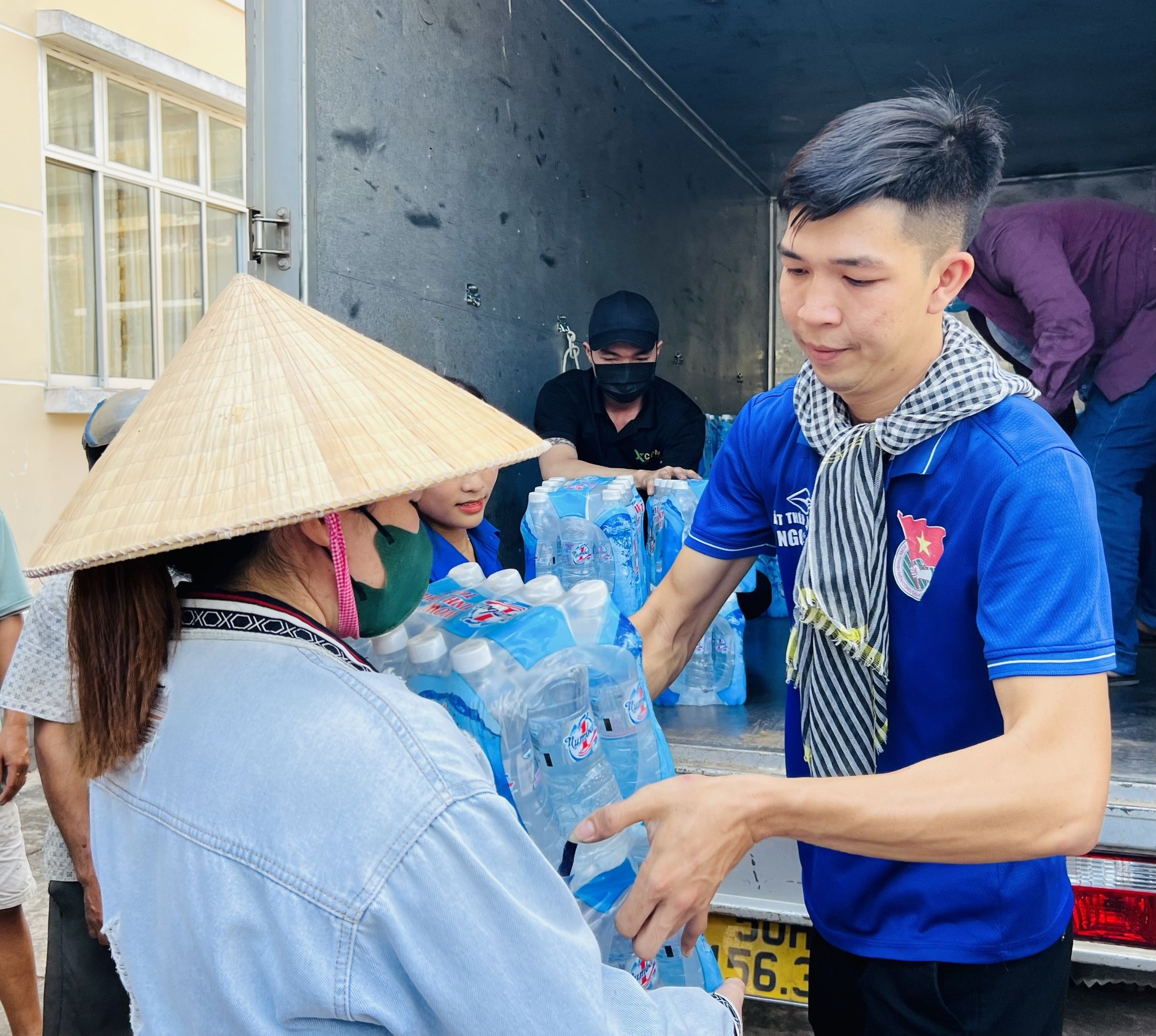 Nội thất Xcom chung tay trao nước ngọt hỗ trợ người dân vùng hạn mặn tại Bến Tre