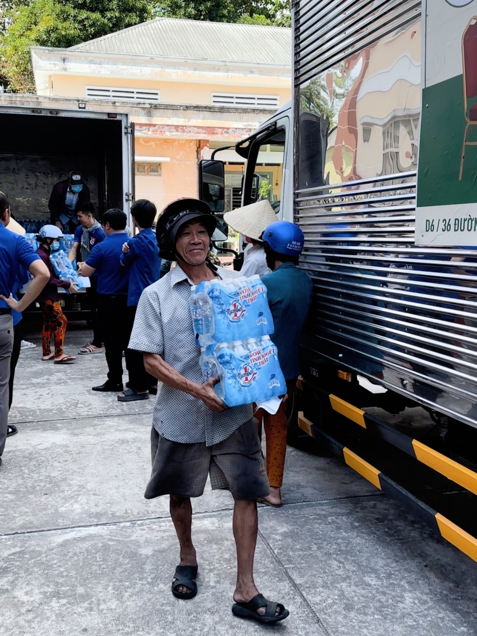 Nội thất Xcom chung tay trao nước ngọt hỗ trợ người dân vùng hạn mặn tại Bến Tre