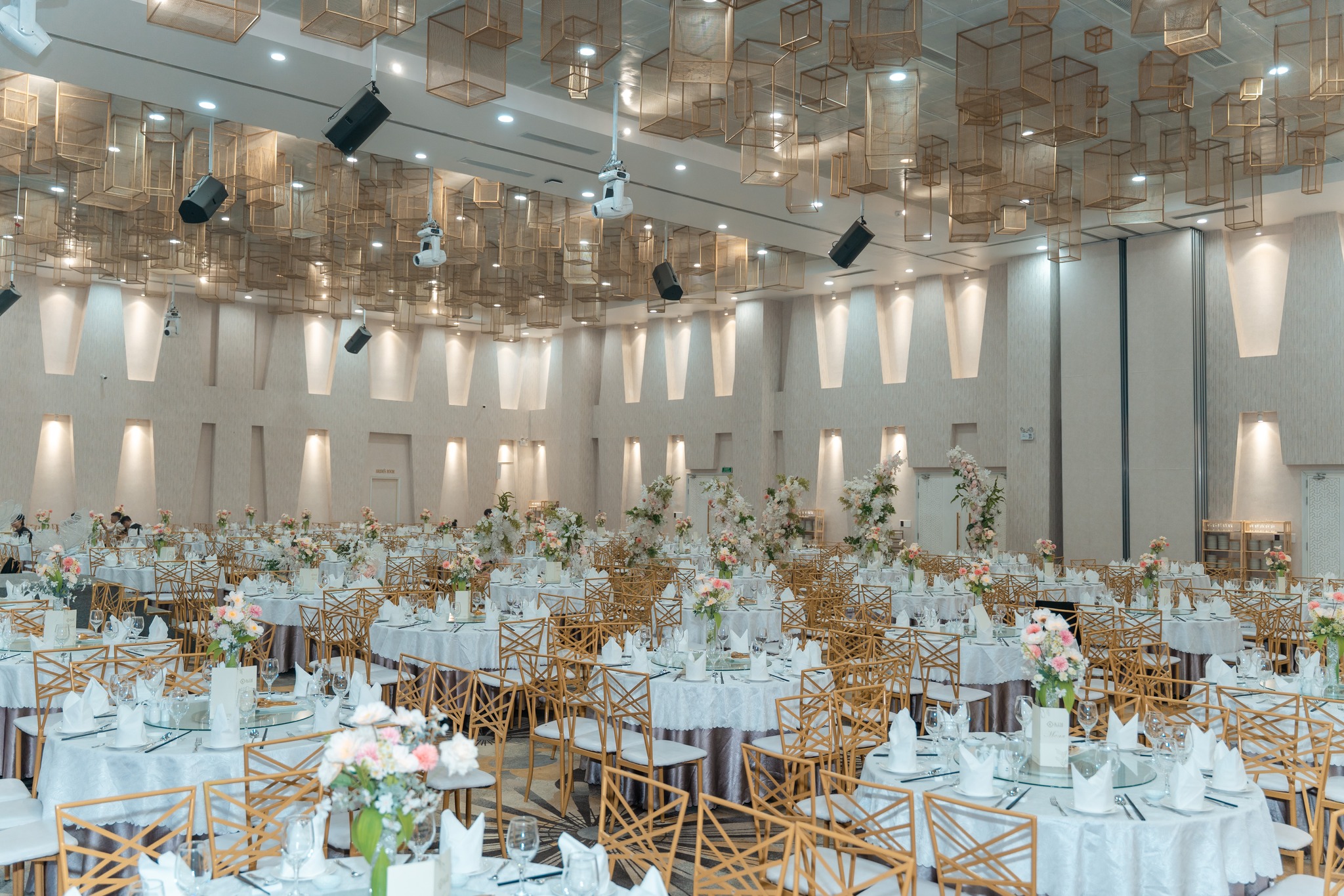 1000 ghế Chameleon tai Kim Center 3