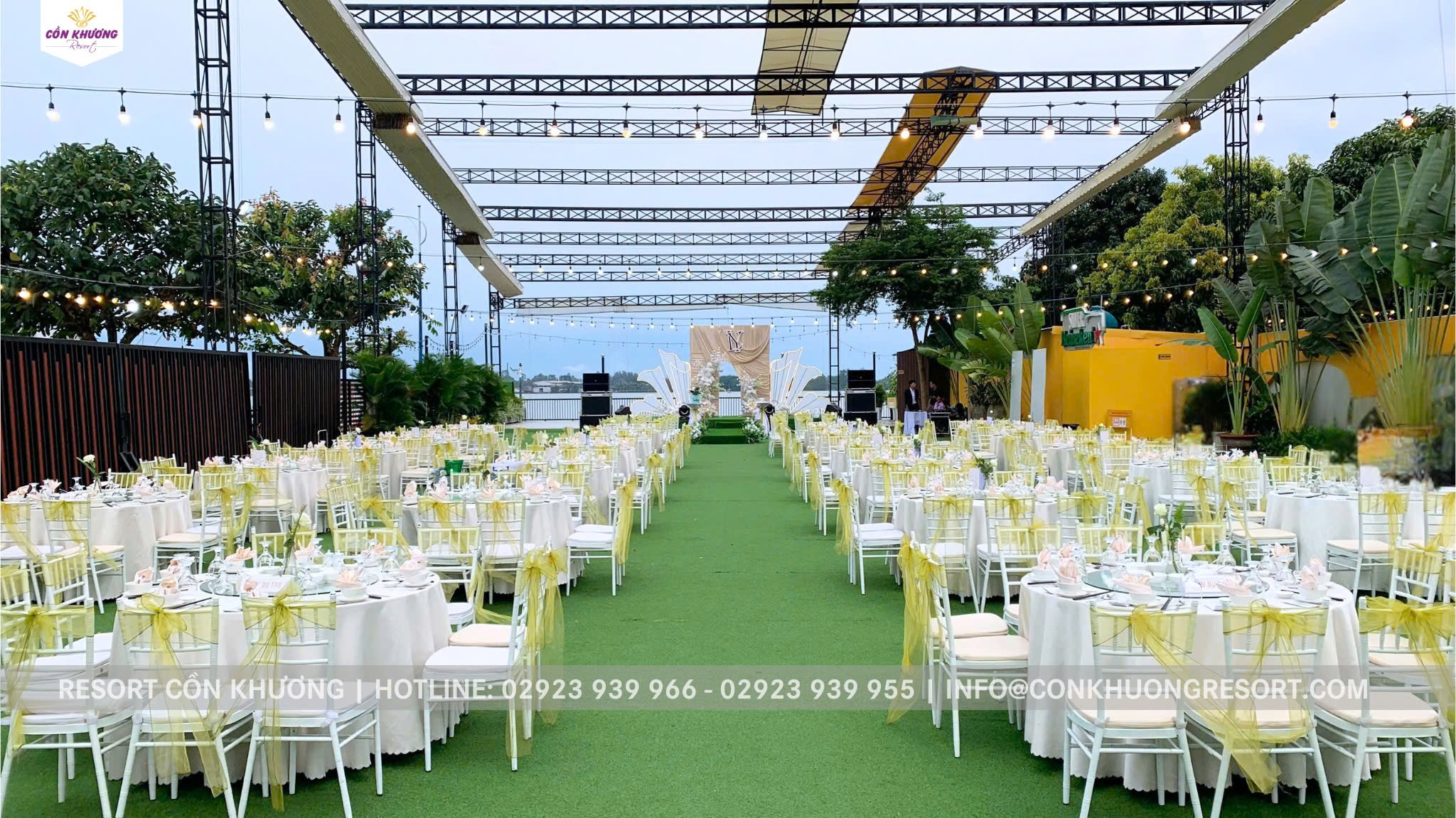 Ban giao ghe Tiffany sat trang Resort Con Khuong 3