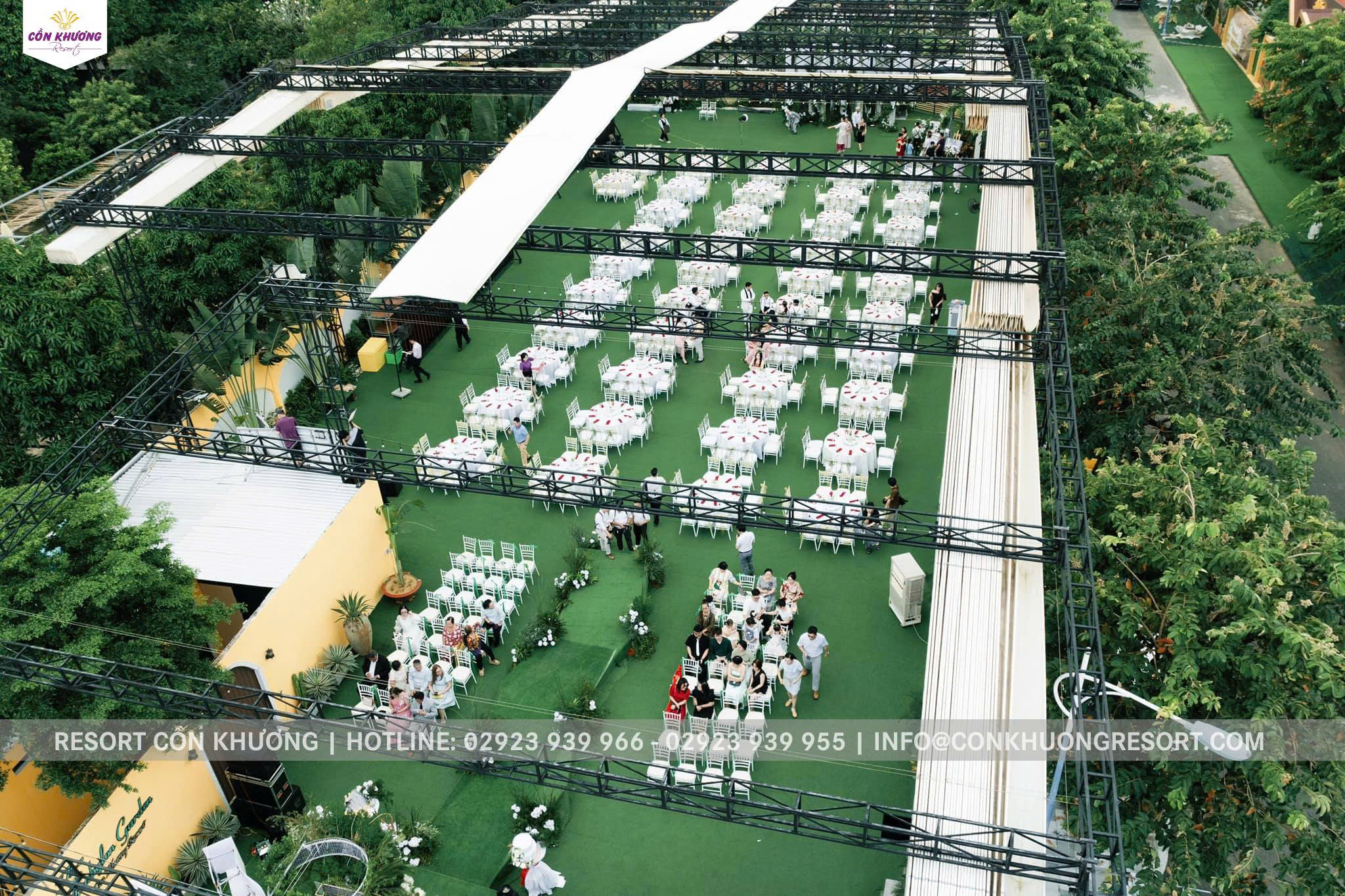 Ban giao ghe Tiffany sat trang Resort Con Khuong