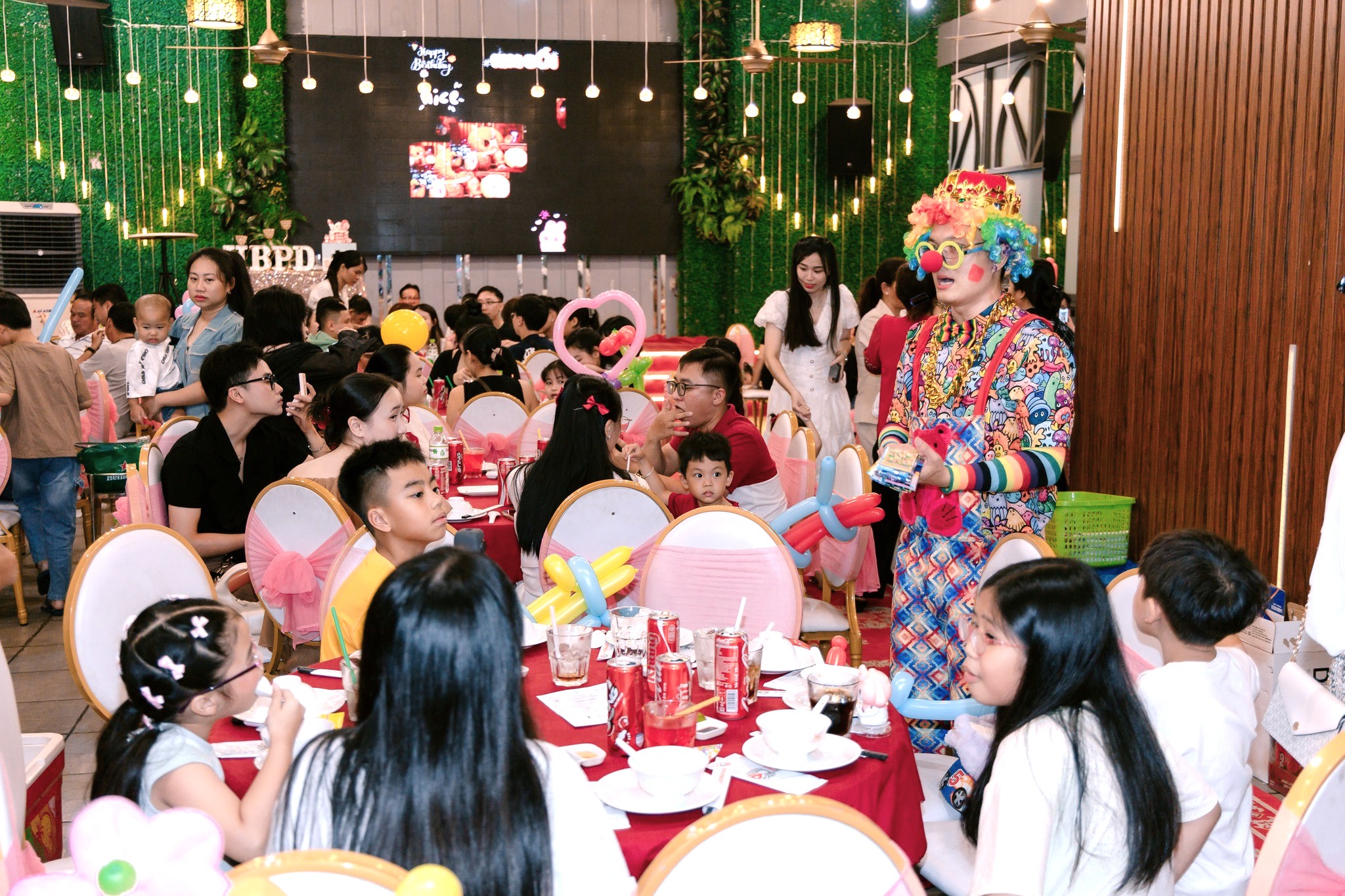 Ghe Louis V Cao Cap Nha Hang Phung Vu Tan Phu TPHCM 4