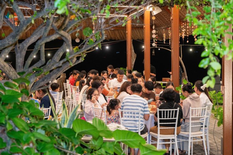 Bàn giao 500 Ghế Tiffany Nhựa Đúc màu Trắng – Nhà Hàng & Cafe Sunrise Mũi Né 28 - Nội thất Xcom