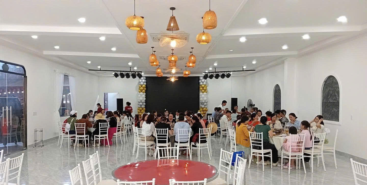 Ghe Tiffany nhua Tai Oxy Garden Phan Rang