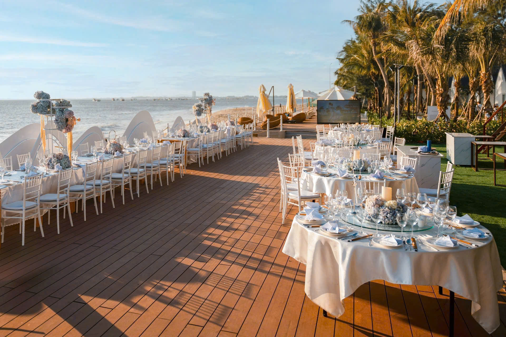 Ghe Tiffany nhua tai Palace Long Hai Resort 2