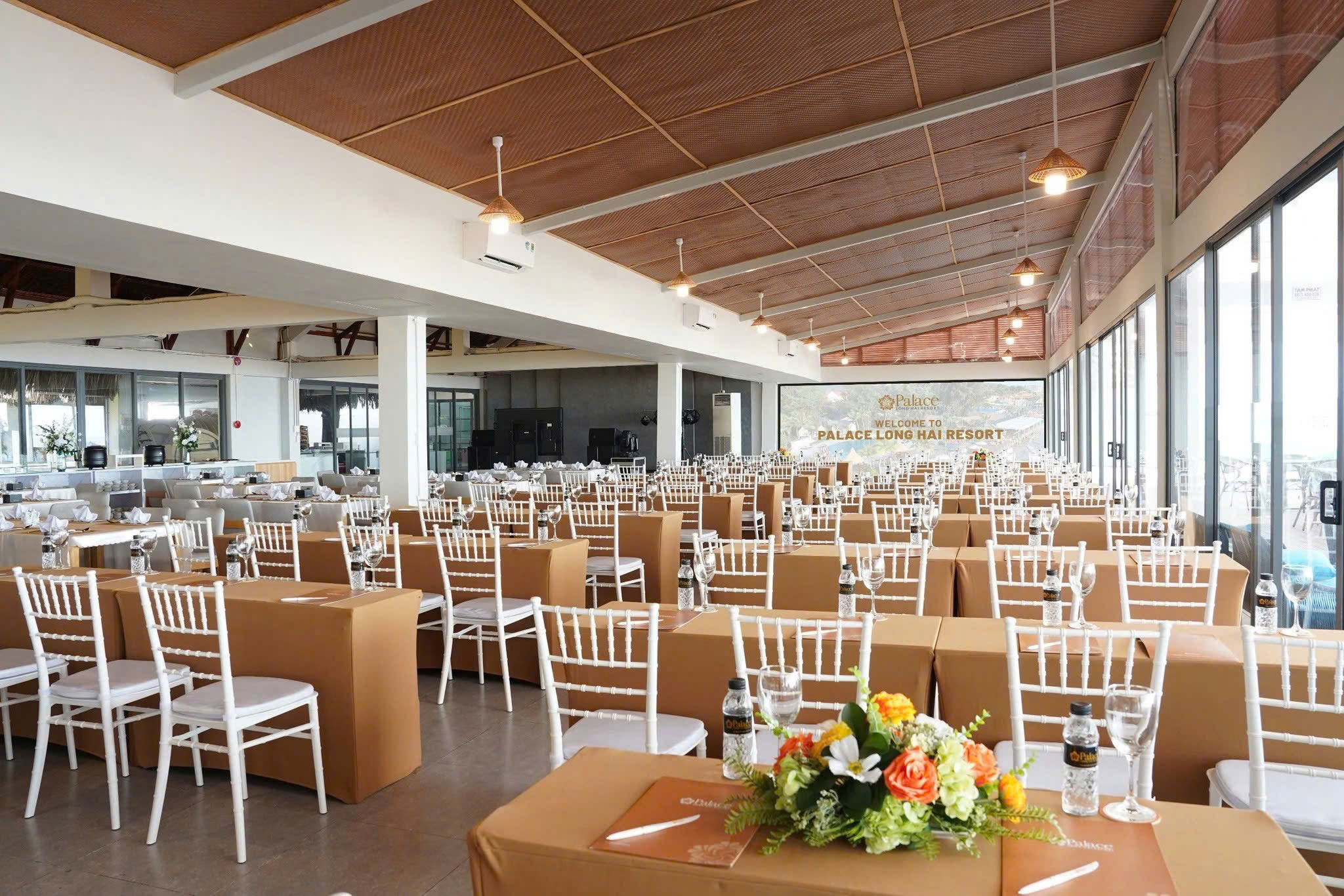 Ghe Tiffany nhua tai Palace Long Hai Resort 3