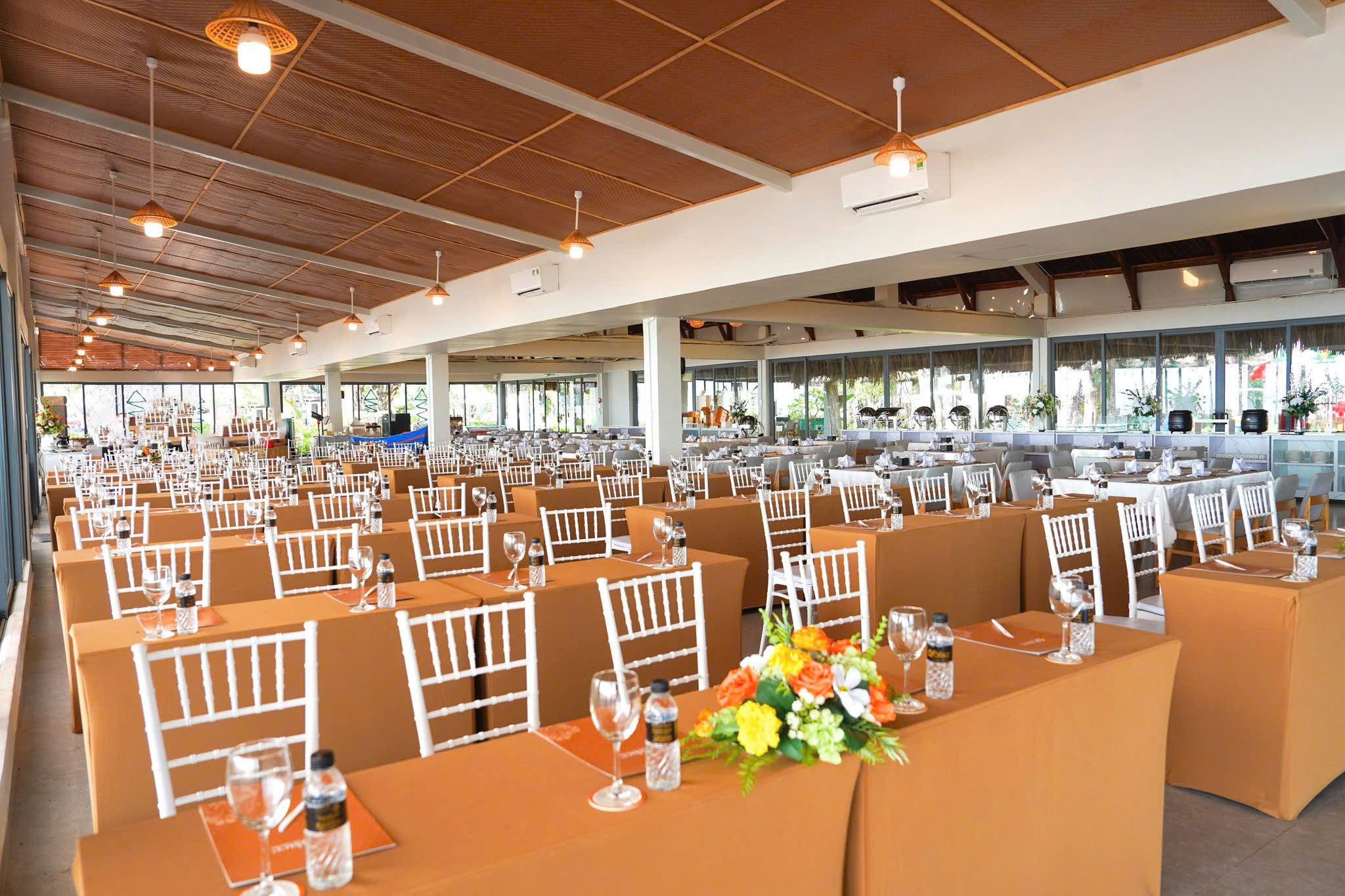 Ghe Tiffany nhua tai Palace Long Hai Resort 4