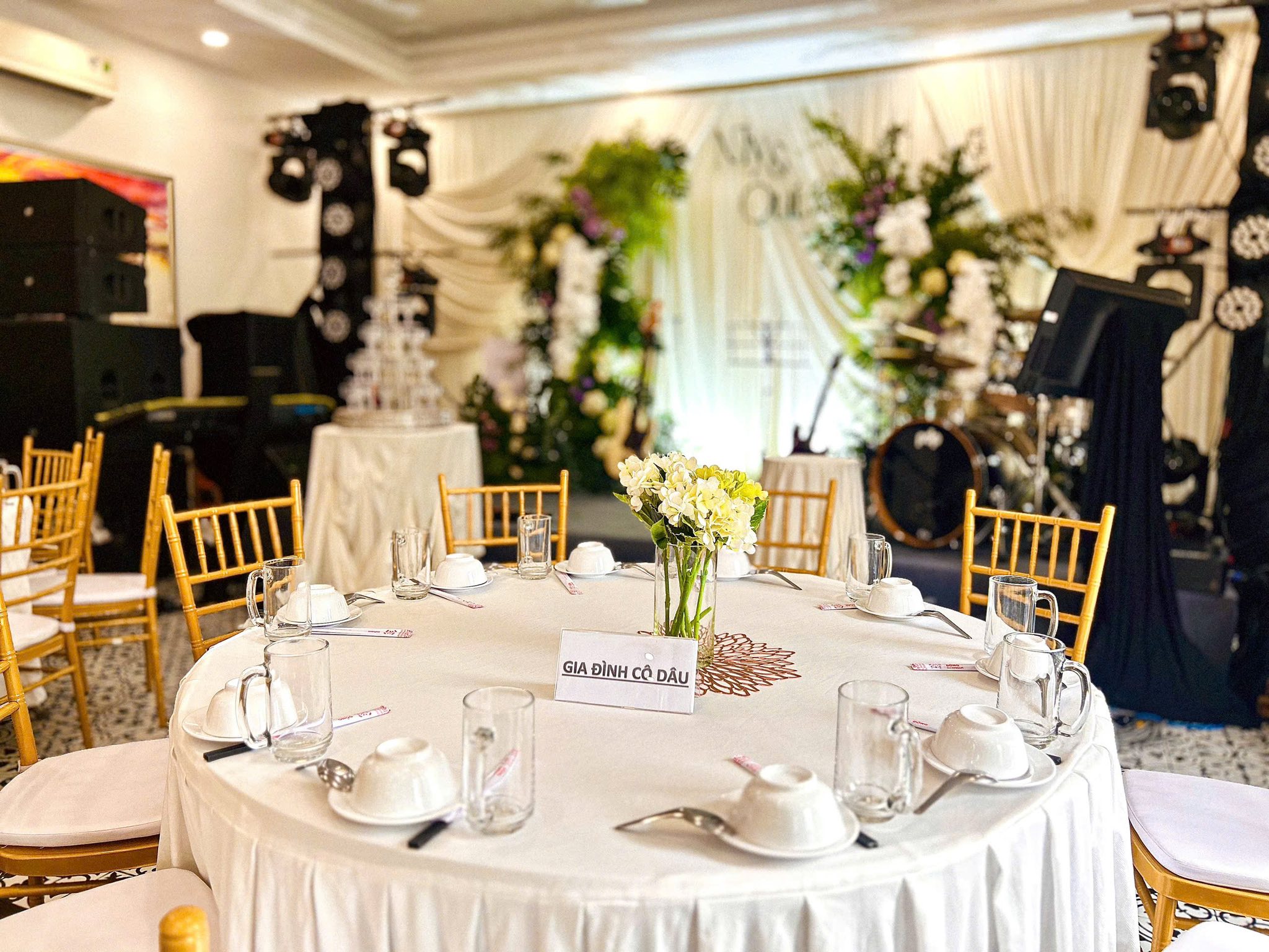 Ghe Tiffany sat vang dong tai nha hang dong duong ca mau 2