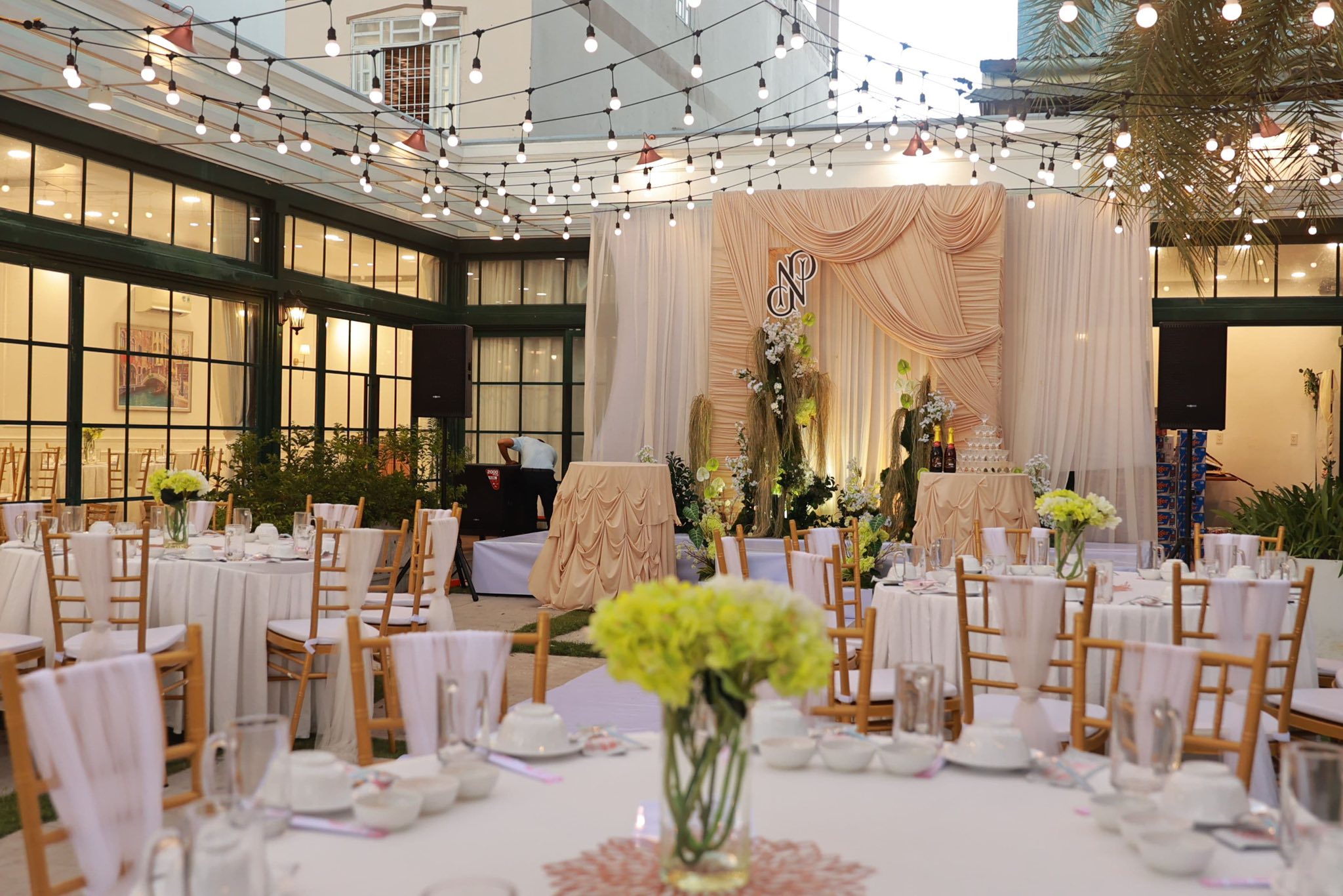 Ghe Tiffany sat vang dong tai nha hang dong duong ca mau 3