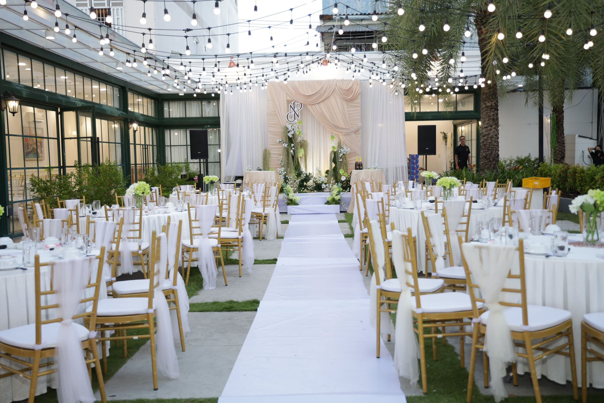 Ghe Tiffany sat vang dong tai nha hang dong duong ca mau 4