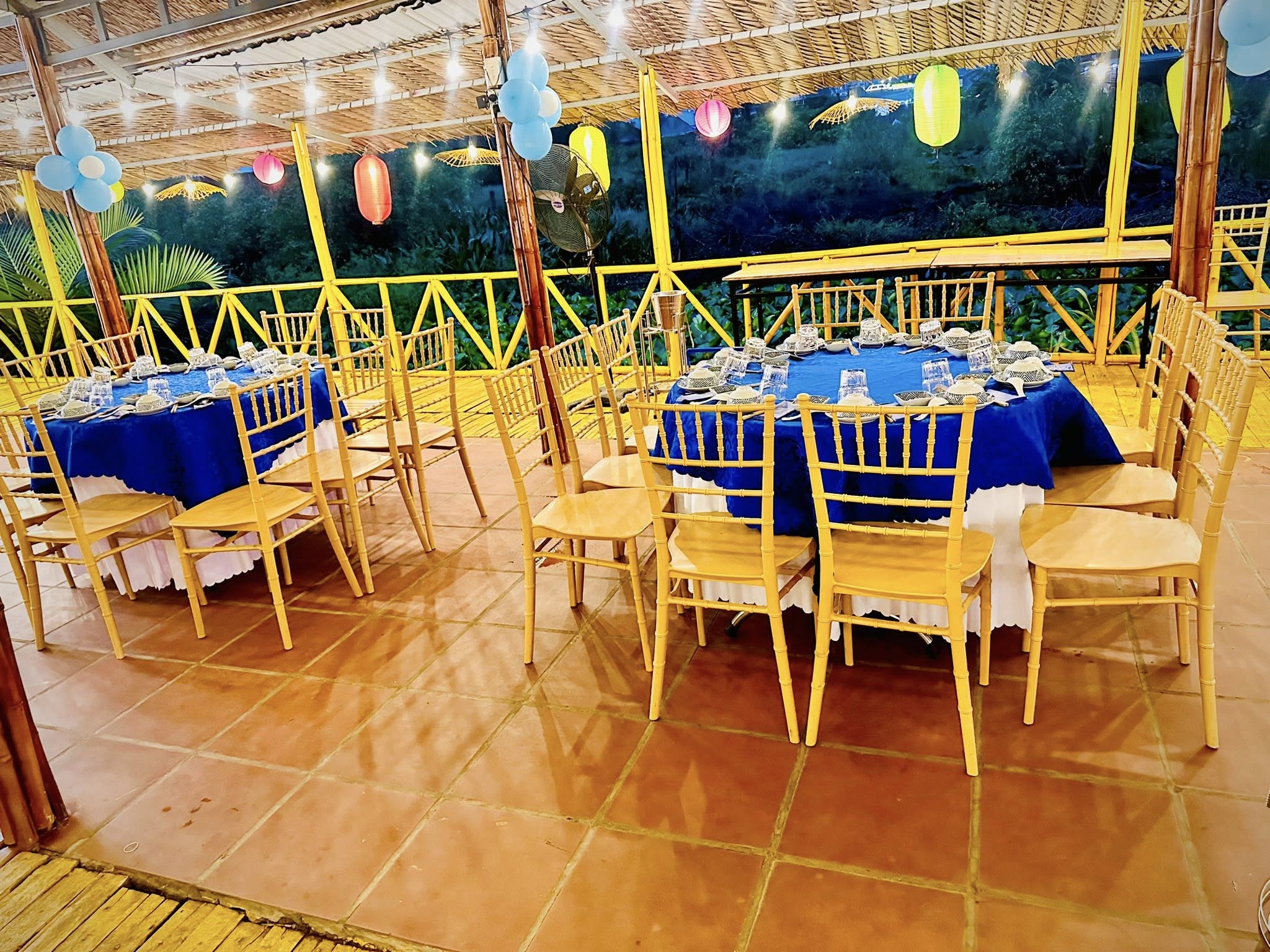 Ghe Tiffany vang dong tai am thuc sin thai a oi Thu duc