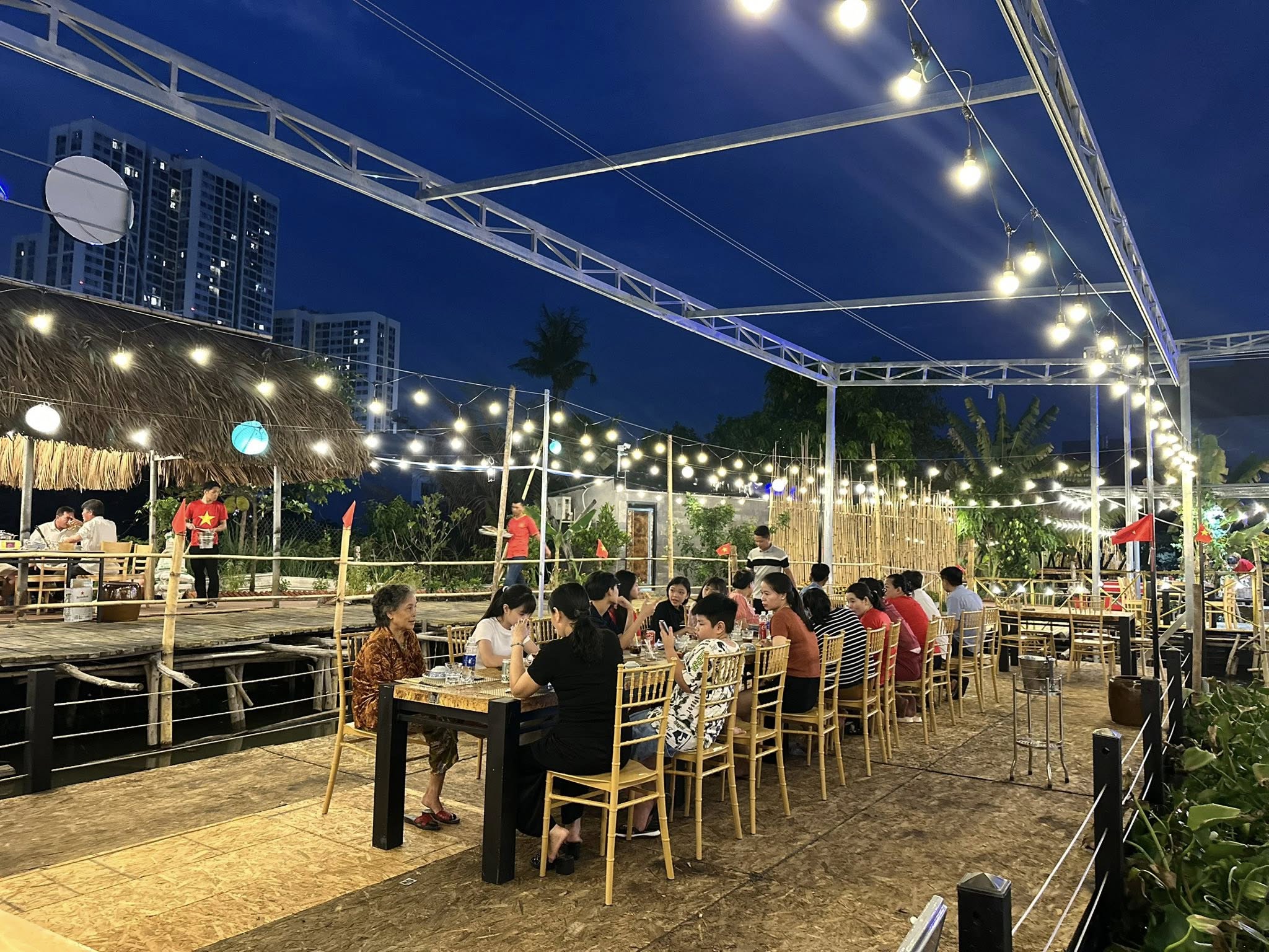 Ghe Tiffany vang dong tai am thuc sin thai a oi Thu duc3