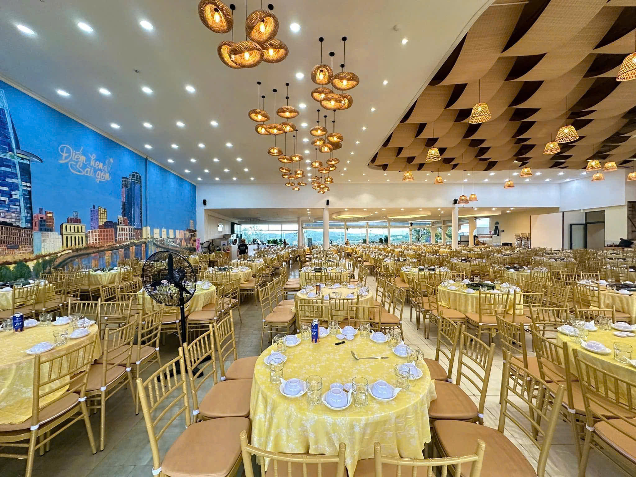 Ghe tiffany vang dong tai Diem hen sai gon 4