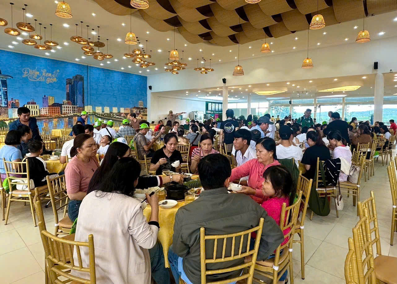 Ghe tiffany vang dong tai Diem hen sai gon 5