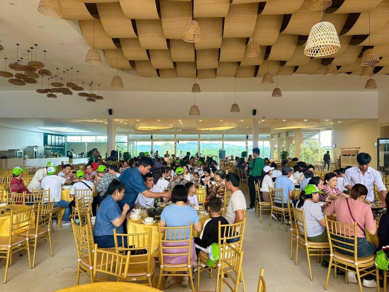 Ghe tiffany vang dong tai Diem hen sai gon 6