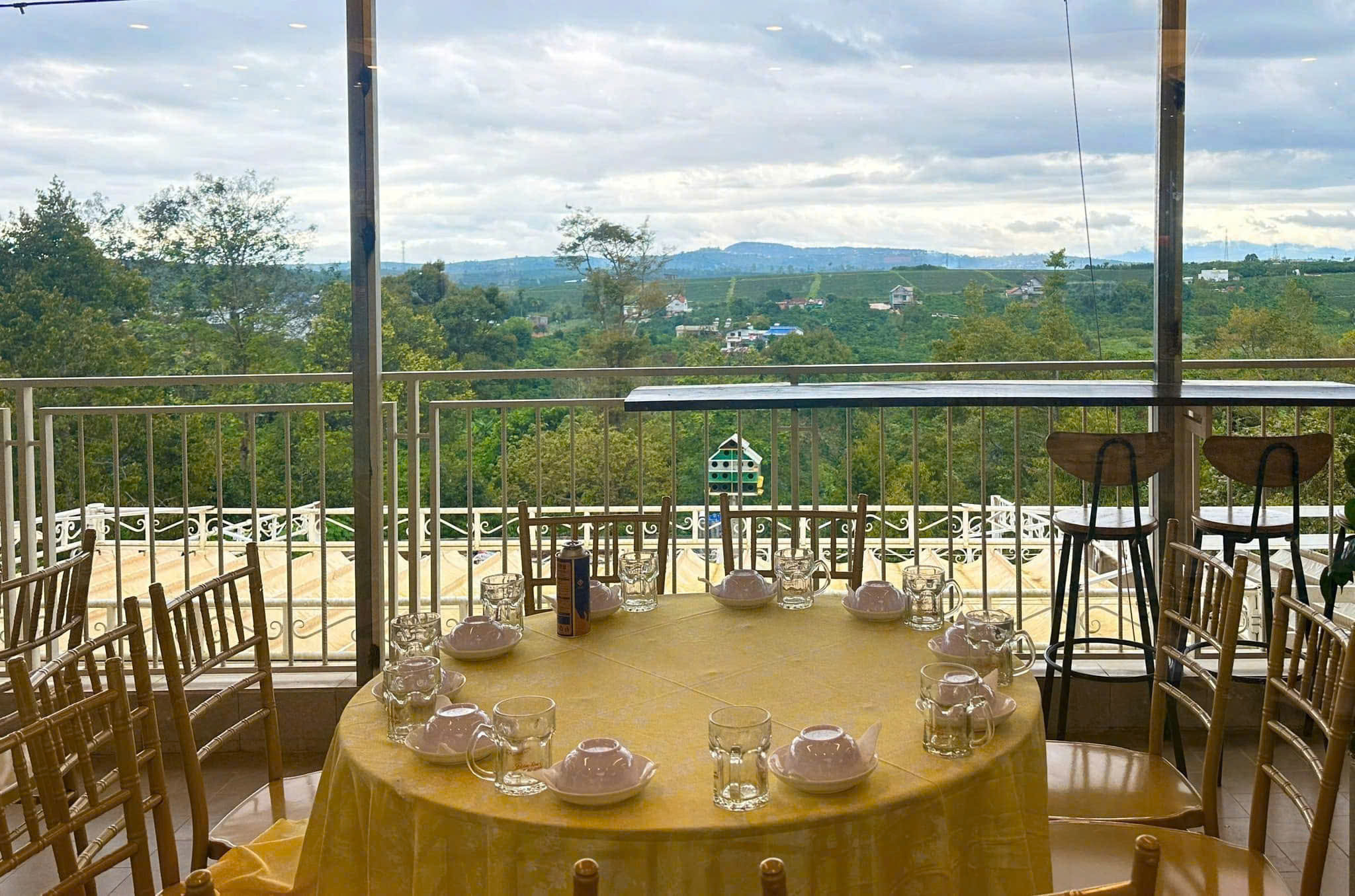 Ghe tiffany vang dong tai Diem hen sai gon