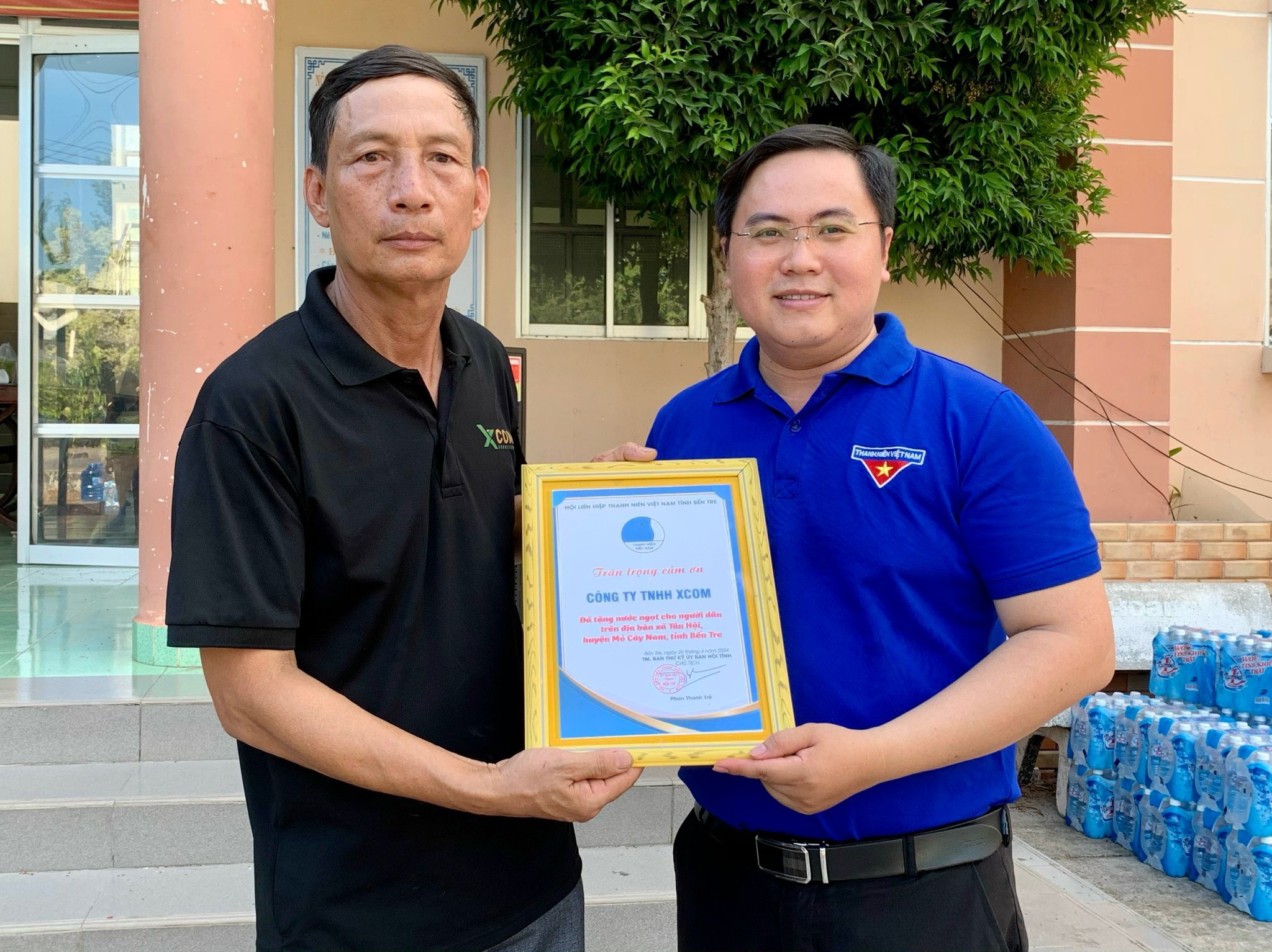 Đại diện Nội thất Xcom nhận bằng khen từ cơ quan/đơn vị Nhà nước.