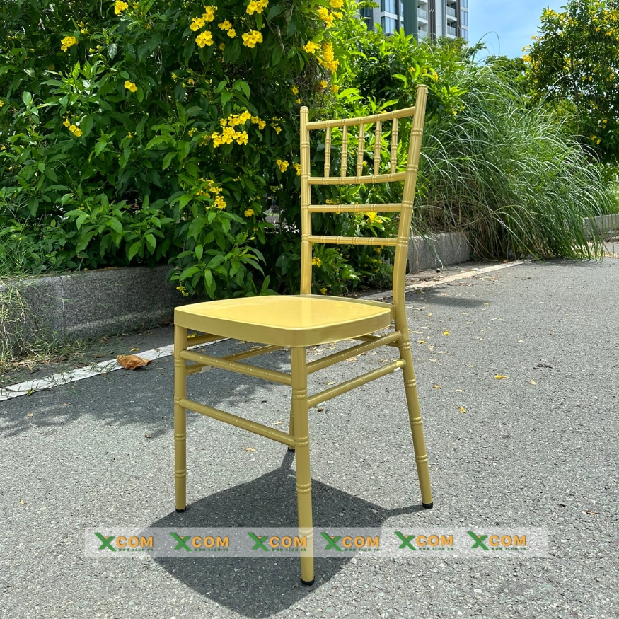 Ghế Tiffany (ghế chiavari) màu champagne với góc nghiêng