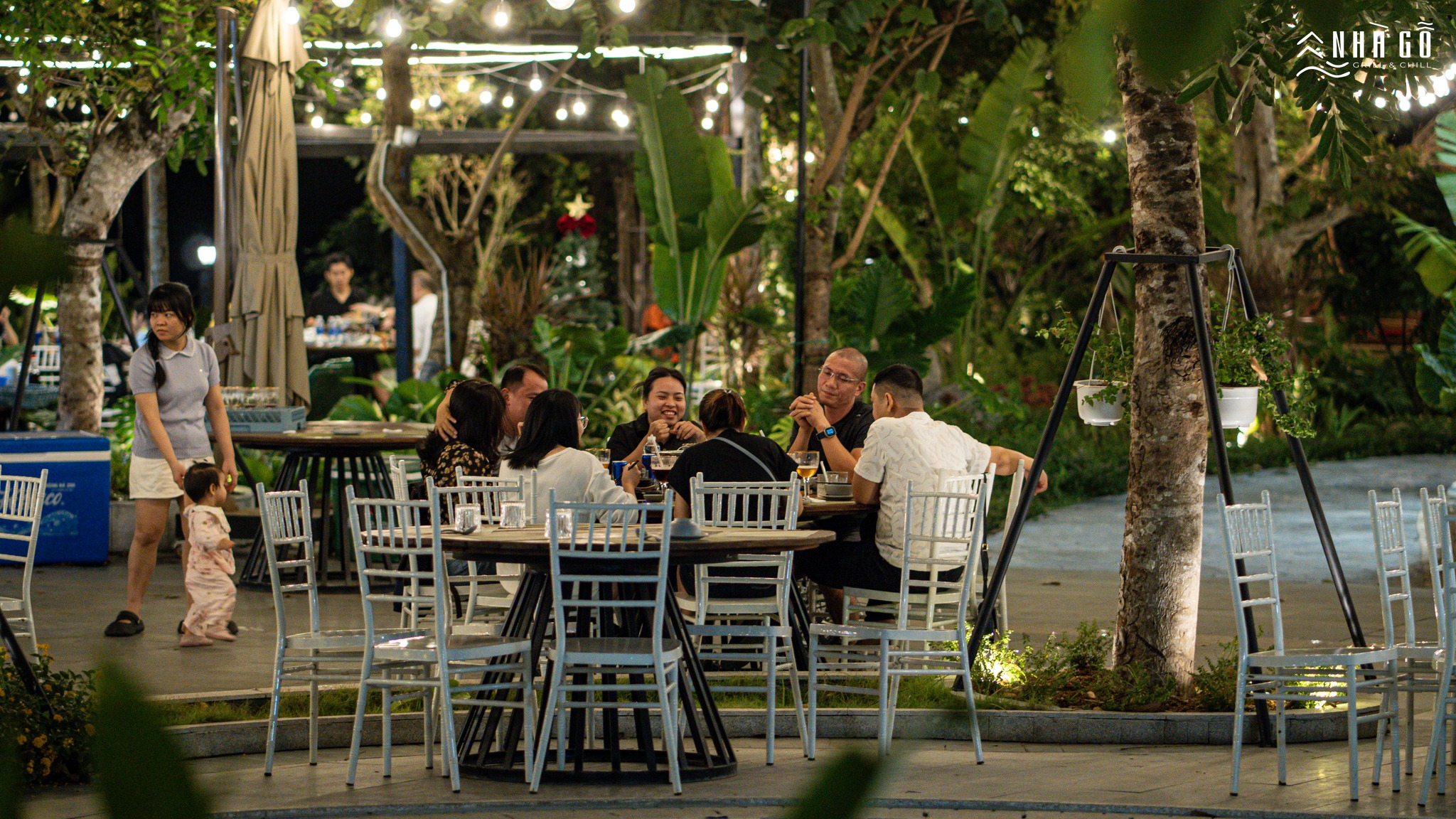 ghe tiffany sat trang NHA GO Grill Chill 5