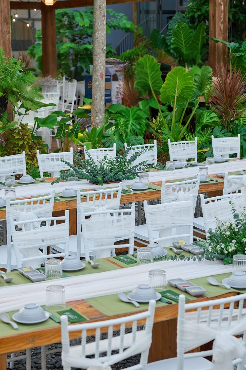 ghe tiffany sat trang NHA GO Grill Chill