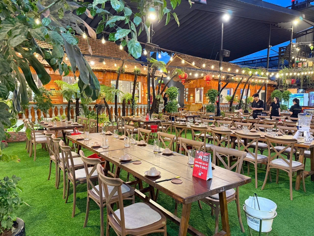 Bàn ghế Crossback tại nhà hàng