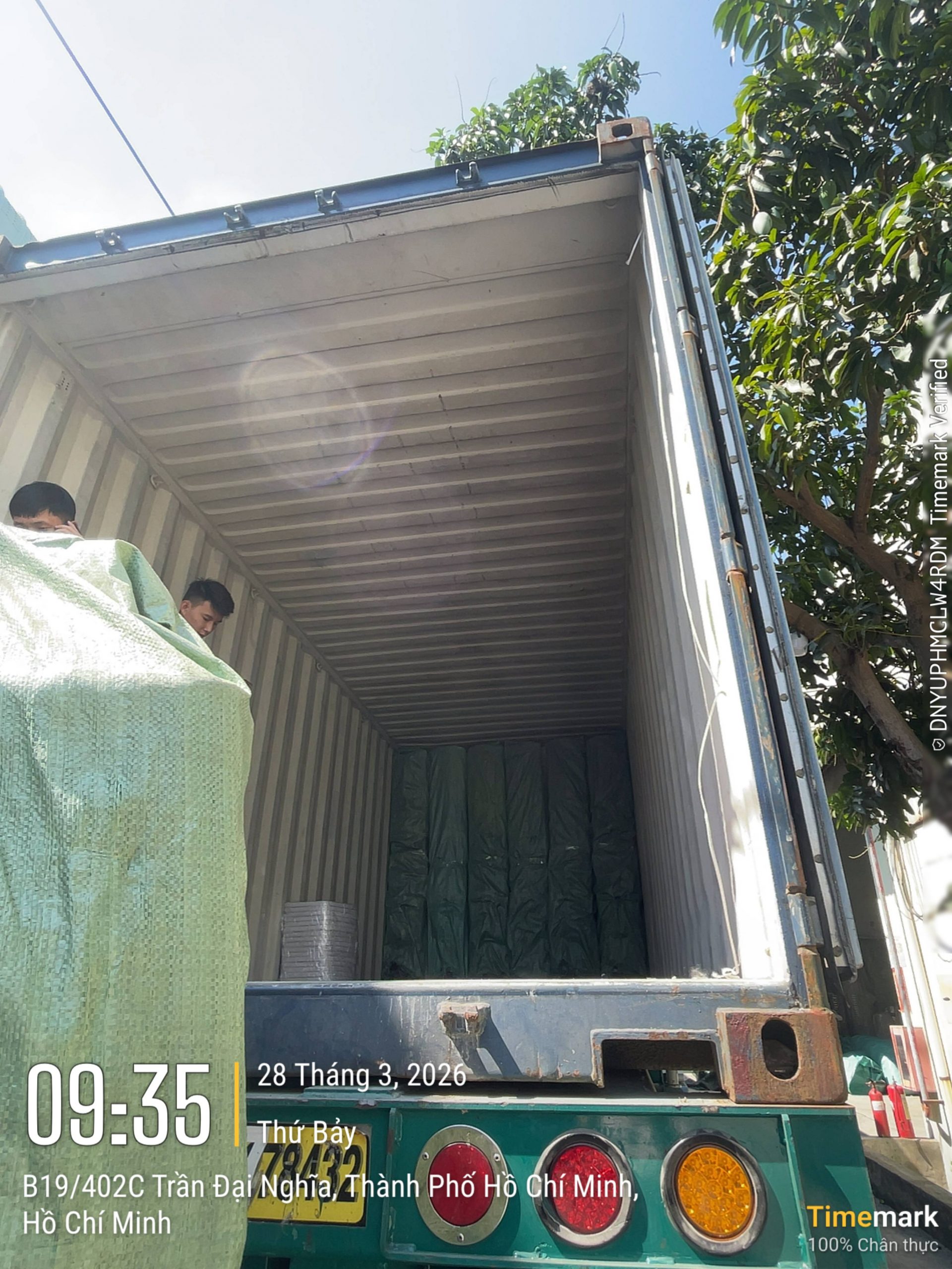 Xcom Successfully Exports a Container of Transparent Napoleon Chairs to the US Market | Xcom.vn Xcom Successfully Exports a Container of Transparent Napoleon Chairs to the US Market 1 - Nội thất Xcom