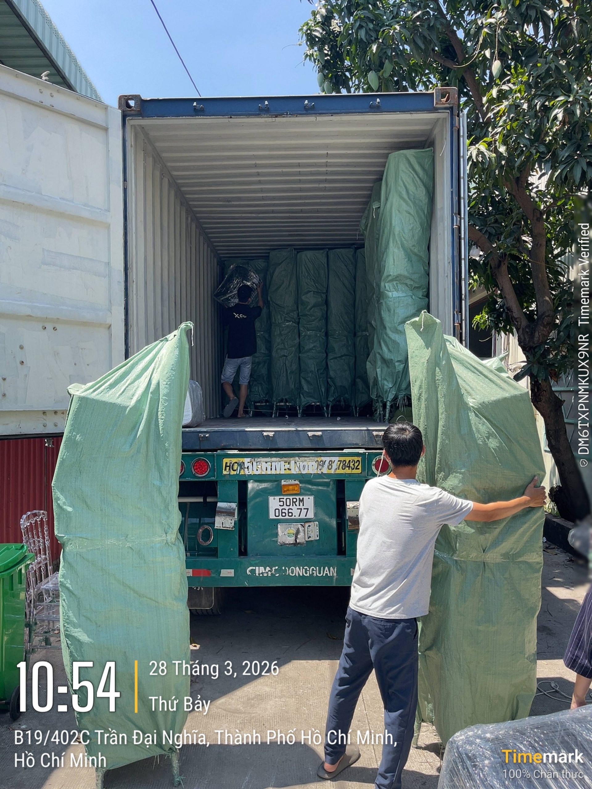 Xcom Successfully Exports a Container of Transparent Napoleon Chairs to the US Market | Xcom.vn Xcom Successfully Exports a Container of Transparent Napoleon Chairs to the US Market 2 - Nội thất Xcom