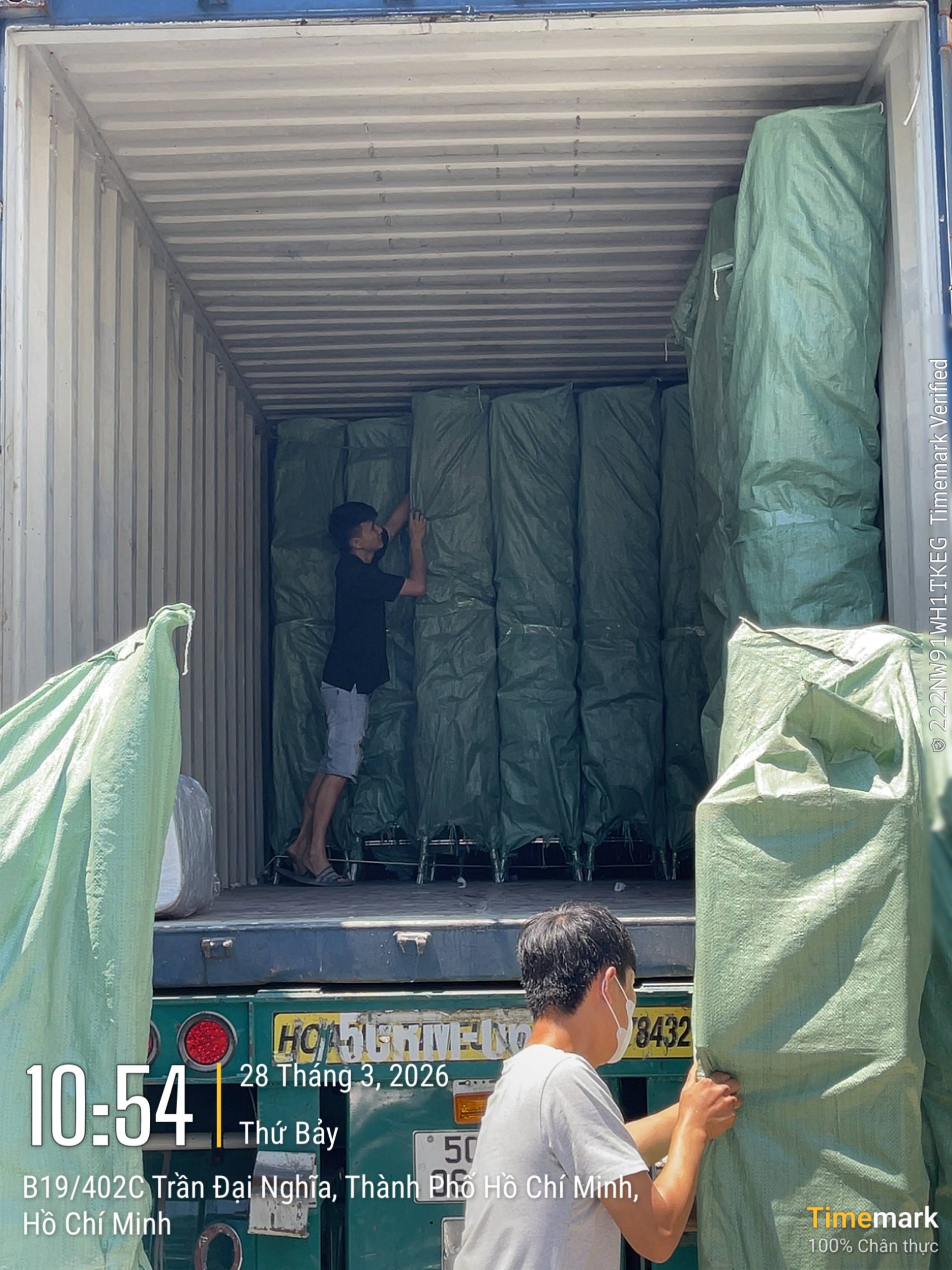 Xcom Successfully Exports a Container of Transparent Napoleon Chairs to the US Market | Xcom.vn Xcom Successfully Exports a Container of Transparent Napoleon Chairs to the US Market 3 - Nội thất Xcom