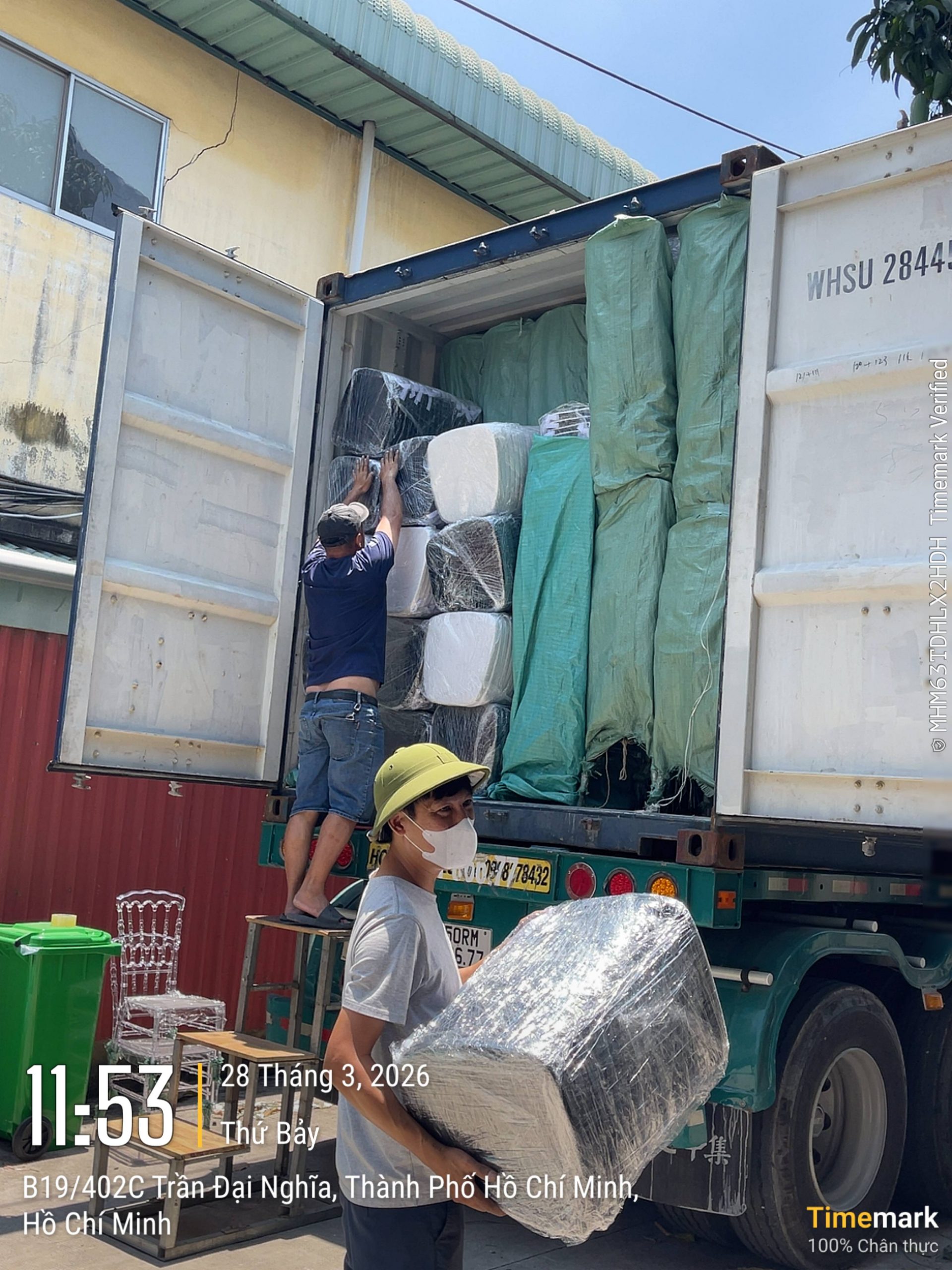 Xcom Successfully Exports a Container of Transparent Napoleon Chairs to the US Market | Xcom.vn Live Images of Xcom Export Container Bound for the U.S