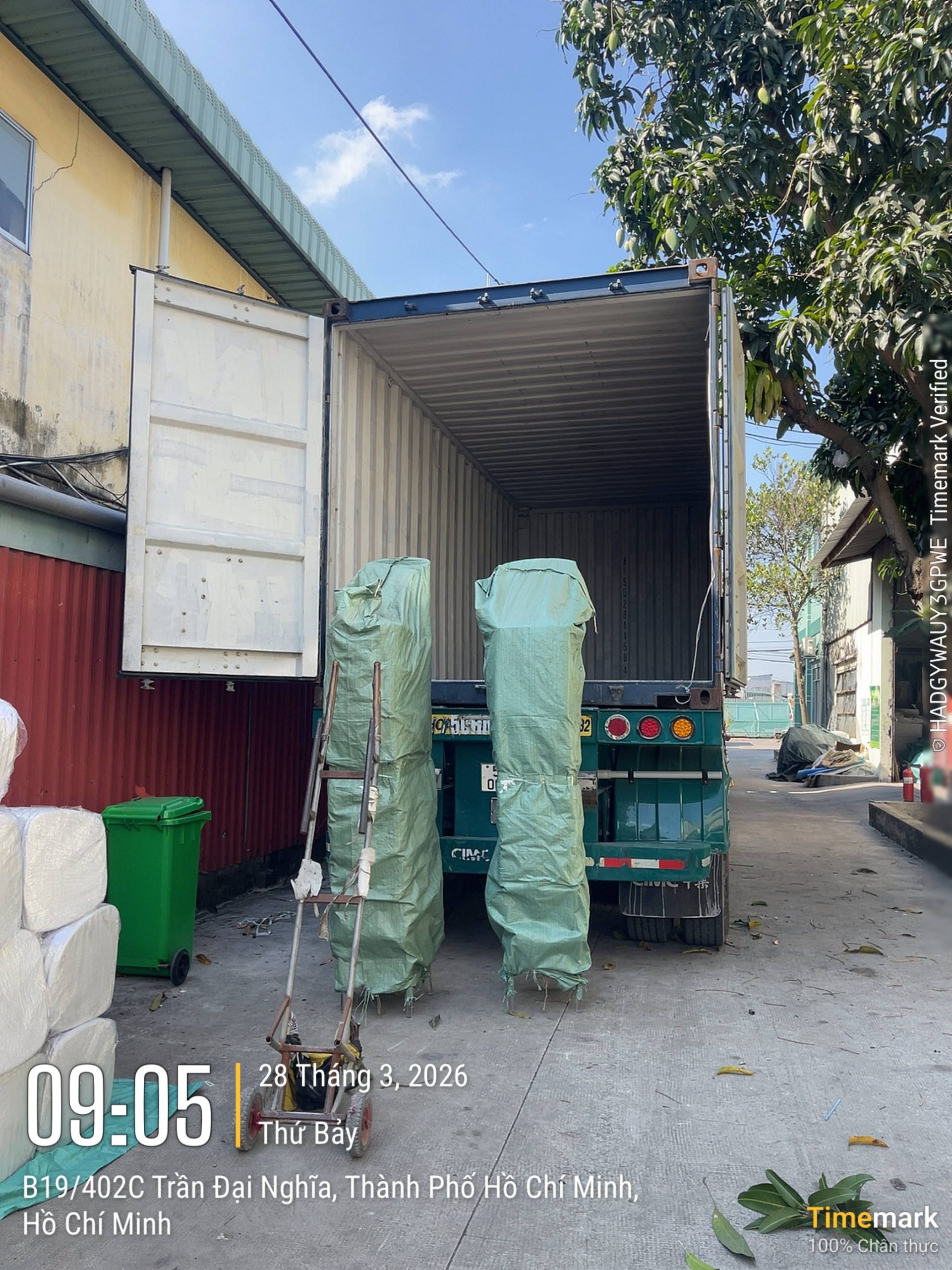 Xcom Successfully Exports a Container of Transparent Napoleon Chairs to the US Market | Xcom.vn Hình ảnh thực tế Xuất cont hàng đi thị trường Mỹ của Xcom