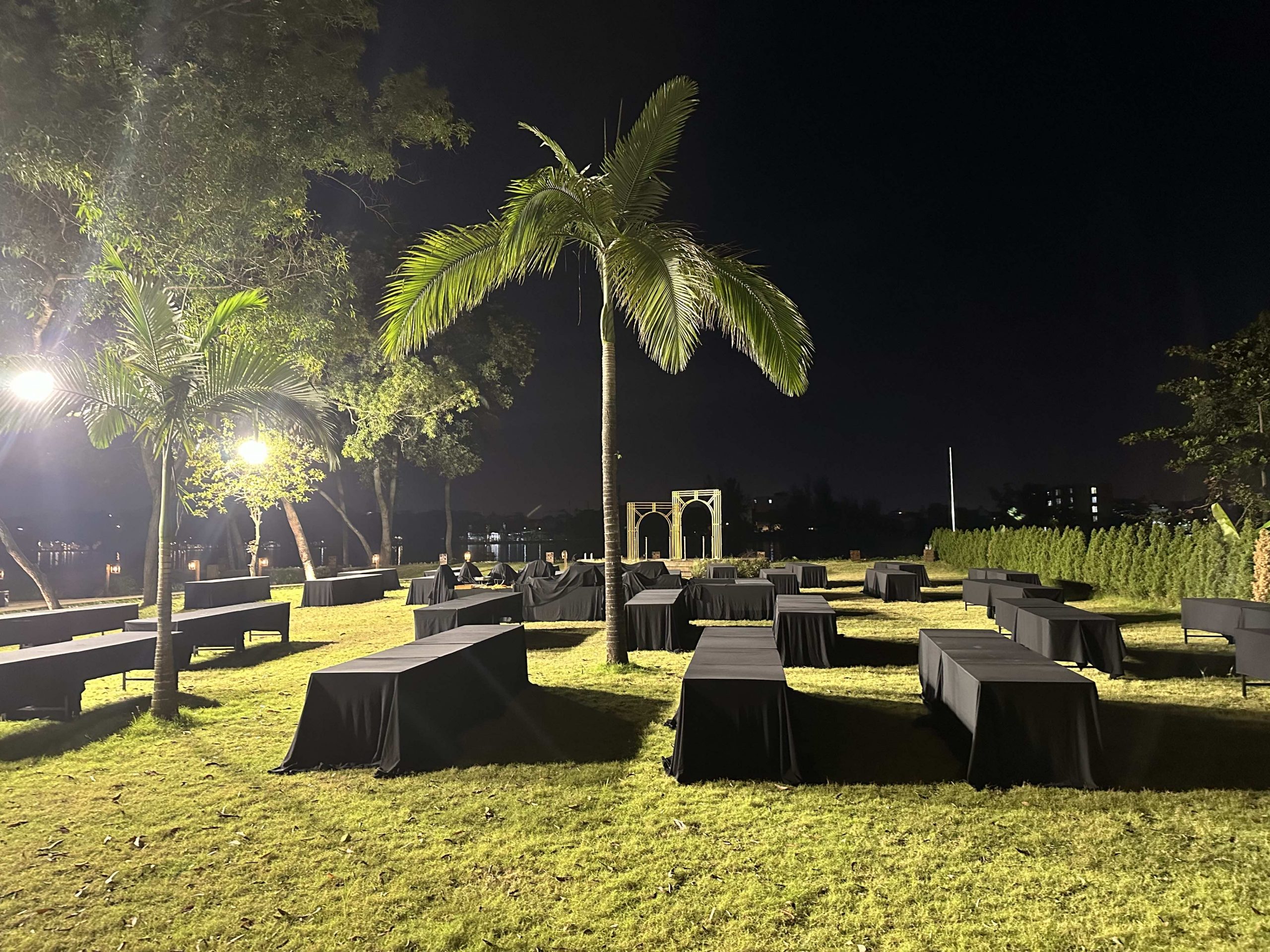 Dự Án Nhà Hàng Hidden Heaven Bình Quới: Bàn Giao Gấp Trong Đêm 500 Ghế Tiffany Nhựa | Xcom.vn Cận cảnh ghế Tiffany nhựa đúc nguyên khối tại dự án Hidden Heaven Bình Thạnh