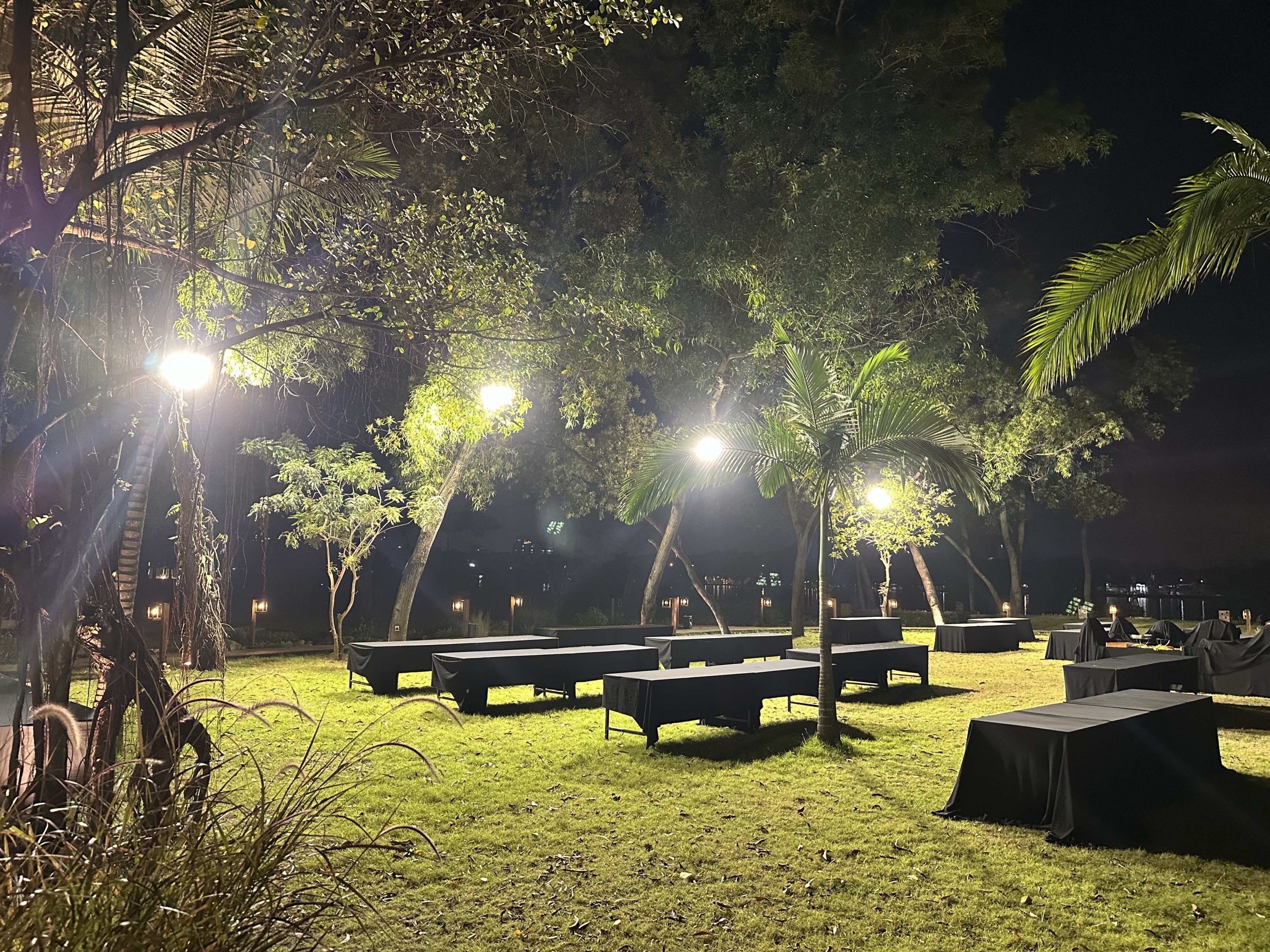 Dự Án Nhà Hàng Hidden Heaven Bình Quới: Bàn Giao Gấp Trong Đêm 500 Ghế Tiffany Nhựa | Xcom.vn Quá trình vận chuyển và bốc dỡ ghế Tiffany nhựa trong đêm tại Bình Quới