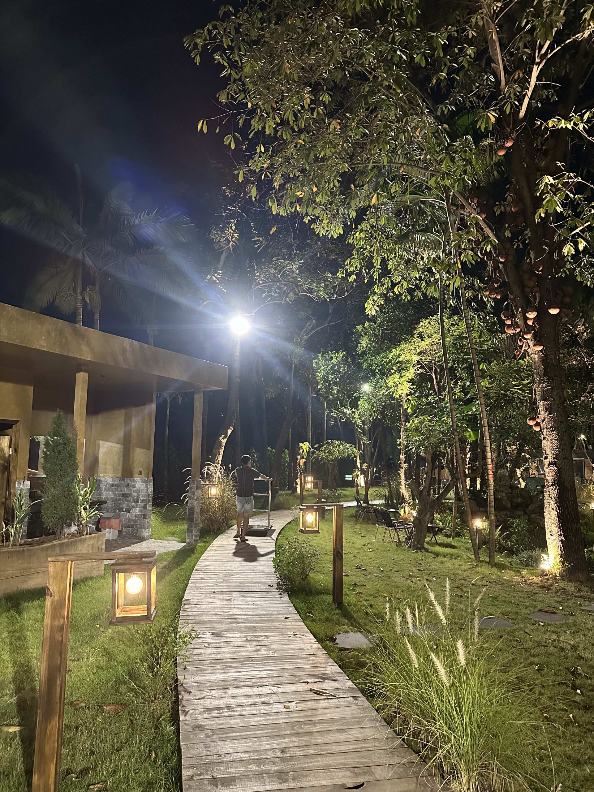 Dự Án Nhà Hàng Hidden Heaven Bình Quới: Bàn Giao Gấp Trong Đêm 500 Ghế Tiffany Nhựa | Xcom.vn Bàn giao lô hàng 500 ghế Tiffany nhựa thần tốc cho Hidden Heaven