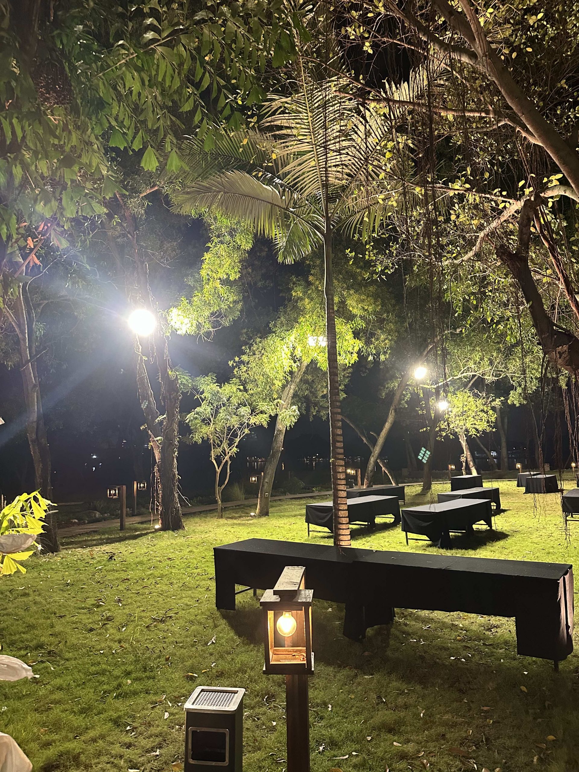 Dự Án Nhà Hàng Hidden Heaven Bình Quới: Bàn Giao Gấp Trong Đêm 500 Ghế Tiffany Nhựa | Xcom.vn Ghế Tiffany nhựa xếp chồng gọn gàng, tối ưu không gian cho nhà hàng Hidden Heaven