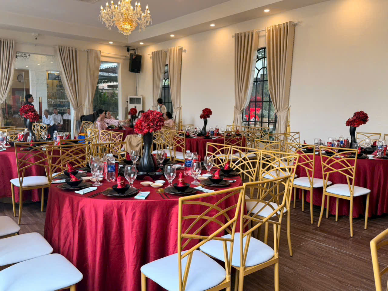 Dự Án The One Restaurant Cà Mau: Cung Cấp 400 Ghế Chameleon Và 50 Bàn Tròn 1m4 | Xcom.vn Không gian tổng thể dự án nhà hàng The One Restaurant Cà Mau với ghế Chameleon và bàn tròn 1m4