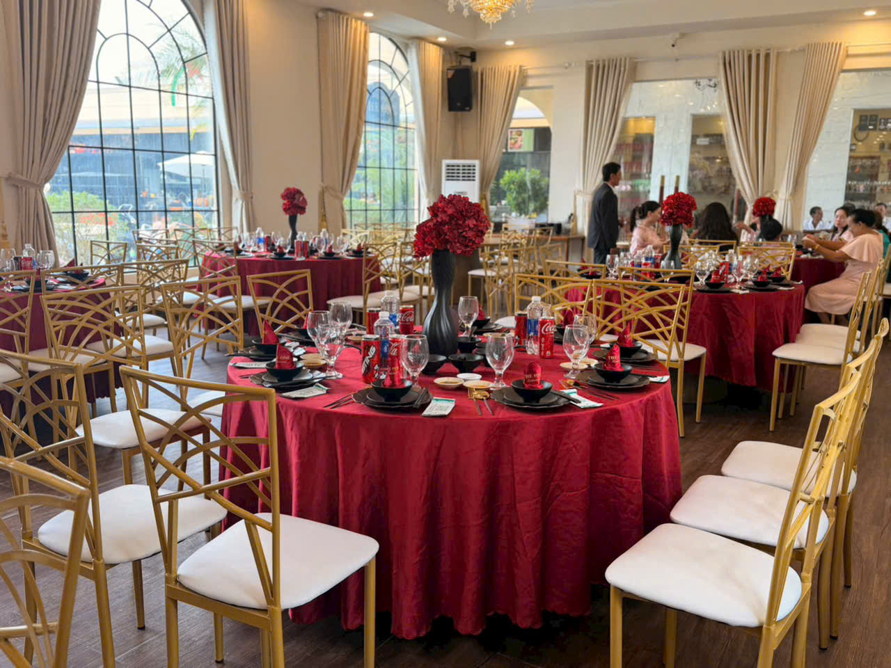 Dự Án The One Restaurant Cà Mau: Cung Cấp 400 Ghế Chameleon Và 50 Bàn Tròn 1m4 | Xcom.vn Set up hoàn thiện tại sảnh tiệc The One Restaurant