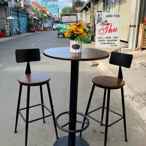 Bàn cocktail mặt gỗ tròn chân trụ sắt thực tế