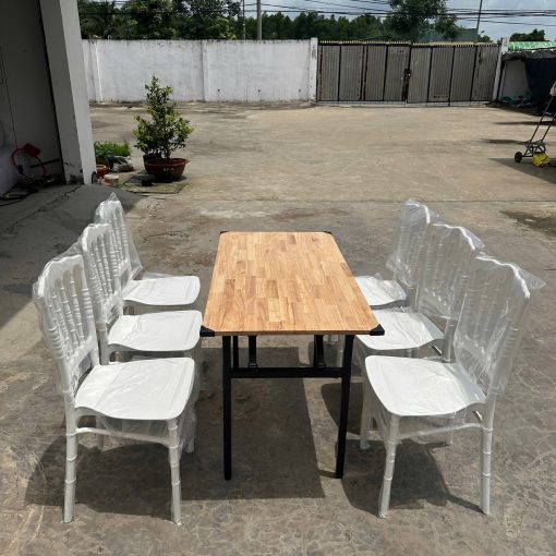 Bàn gỗ Gia Tiên bố trí cùng sáu ghế trong thực tế