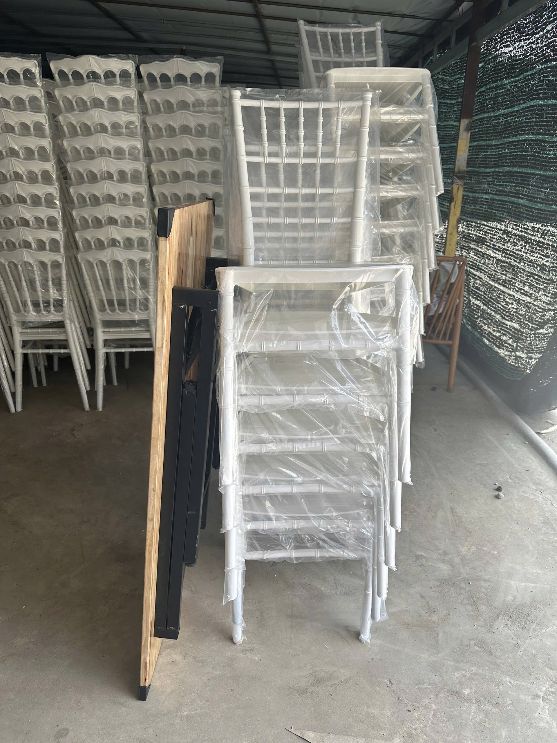 Bàn Gỗ Gia Tiên | Xcom.vn Bàn gỗ Gia Tiên xếp gọn trong khu vực kho