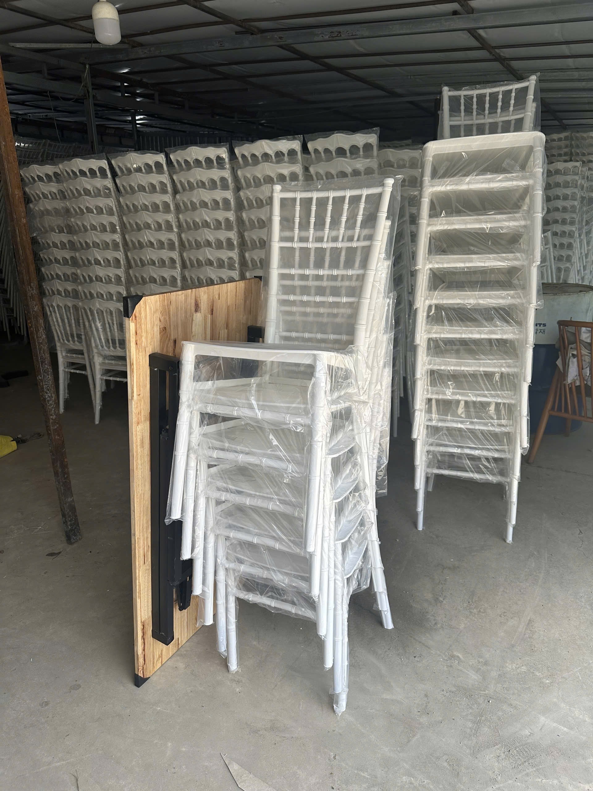 Bàn Gỗ Gia Tiên | Xcom.vn Bàn gỗ Gia Tiên cùng ghế xếp trong kho