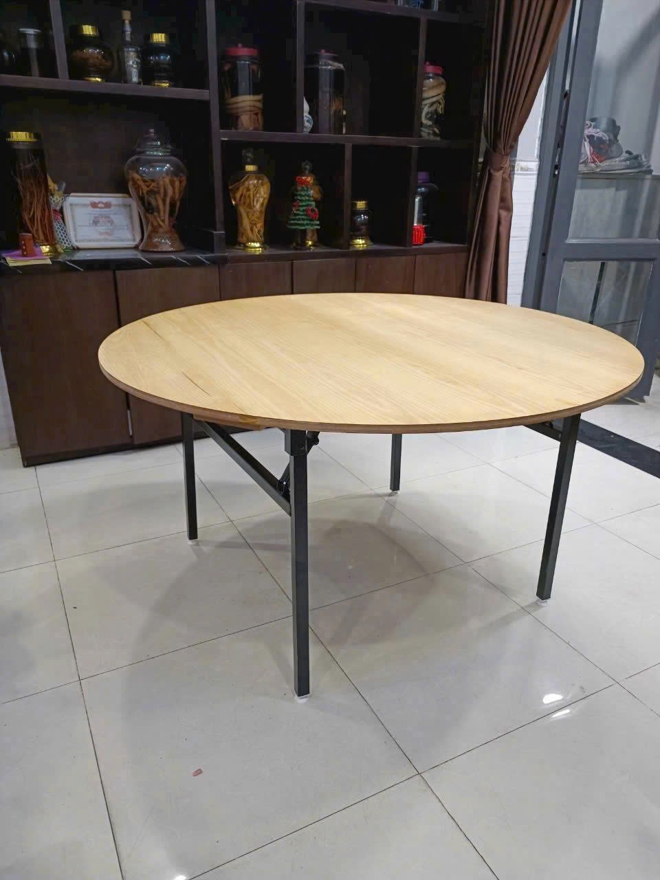 Bàn Tròn Tiệc Cưới Đường Kính 1,8m | Xcom.vn Bàn tròn mặt Gỗ Cao su tự nhiên tự nhiên và chân sắt gấp nhìn thực tế